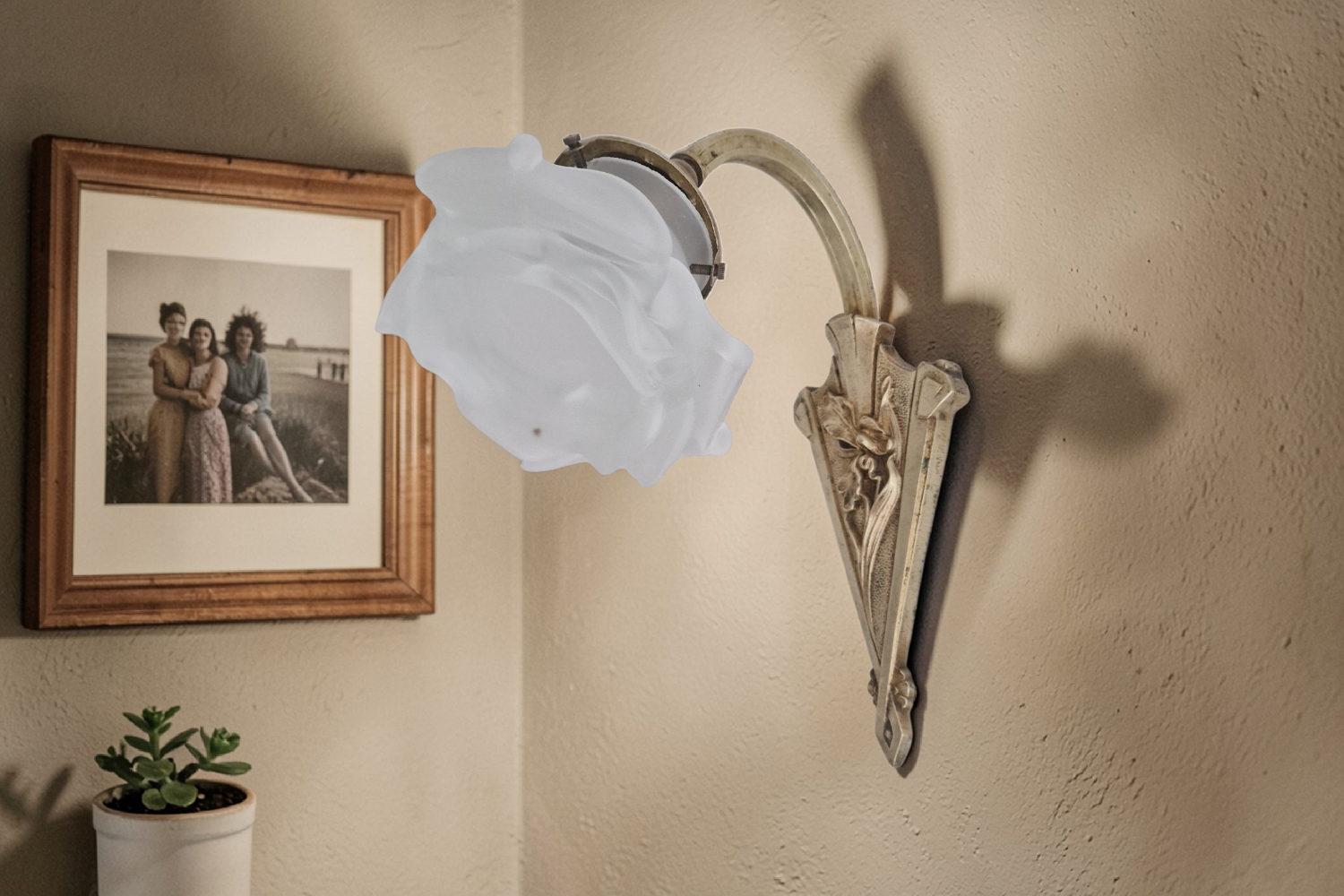 Art Nouveau wall light in gilded bronze - Frosted glass tulip - Period 1900