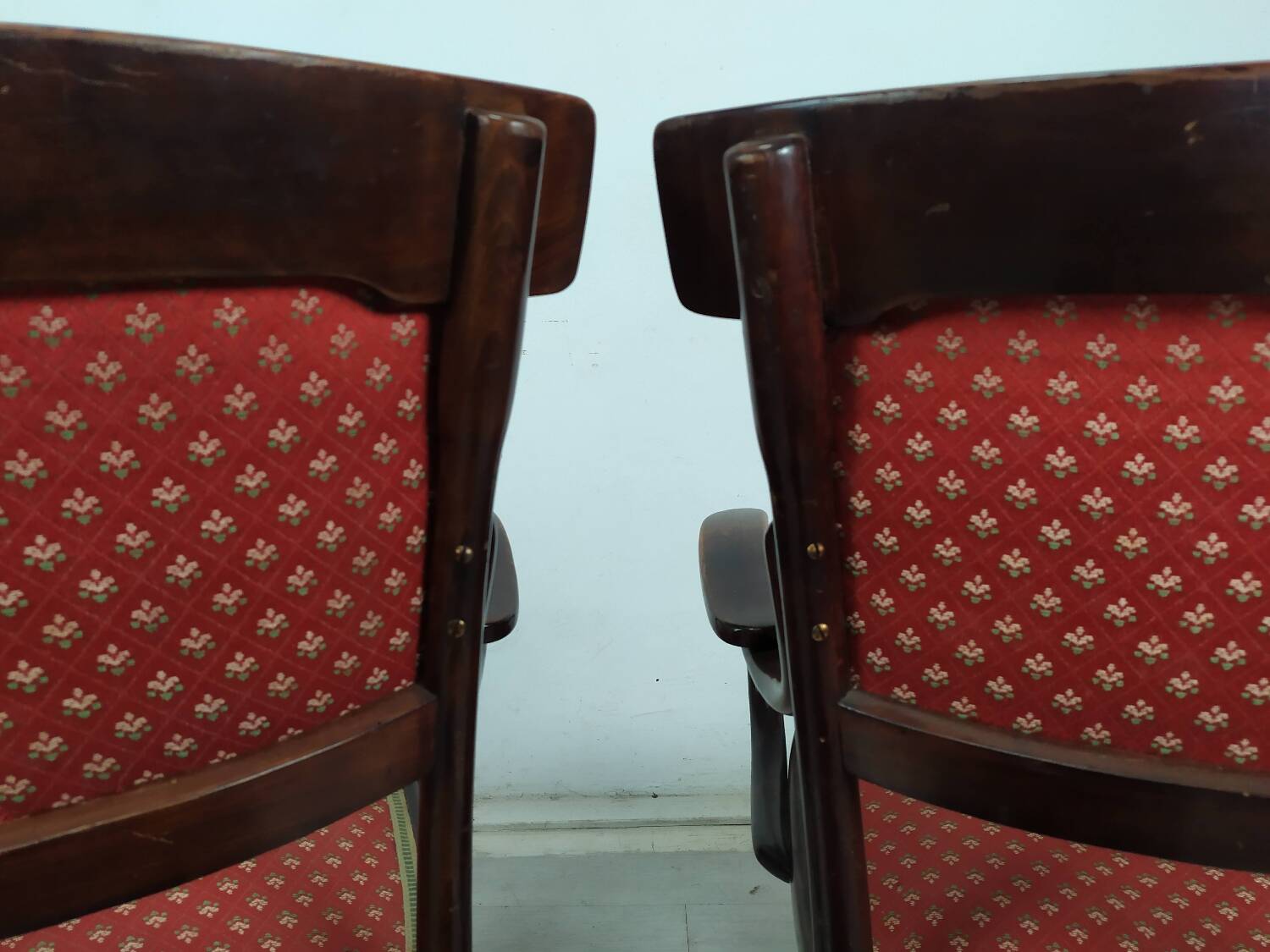 Kohn curved wood lounge