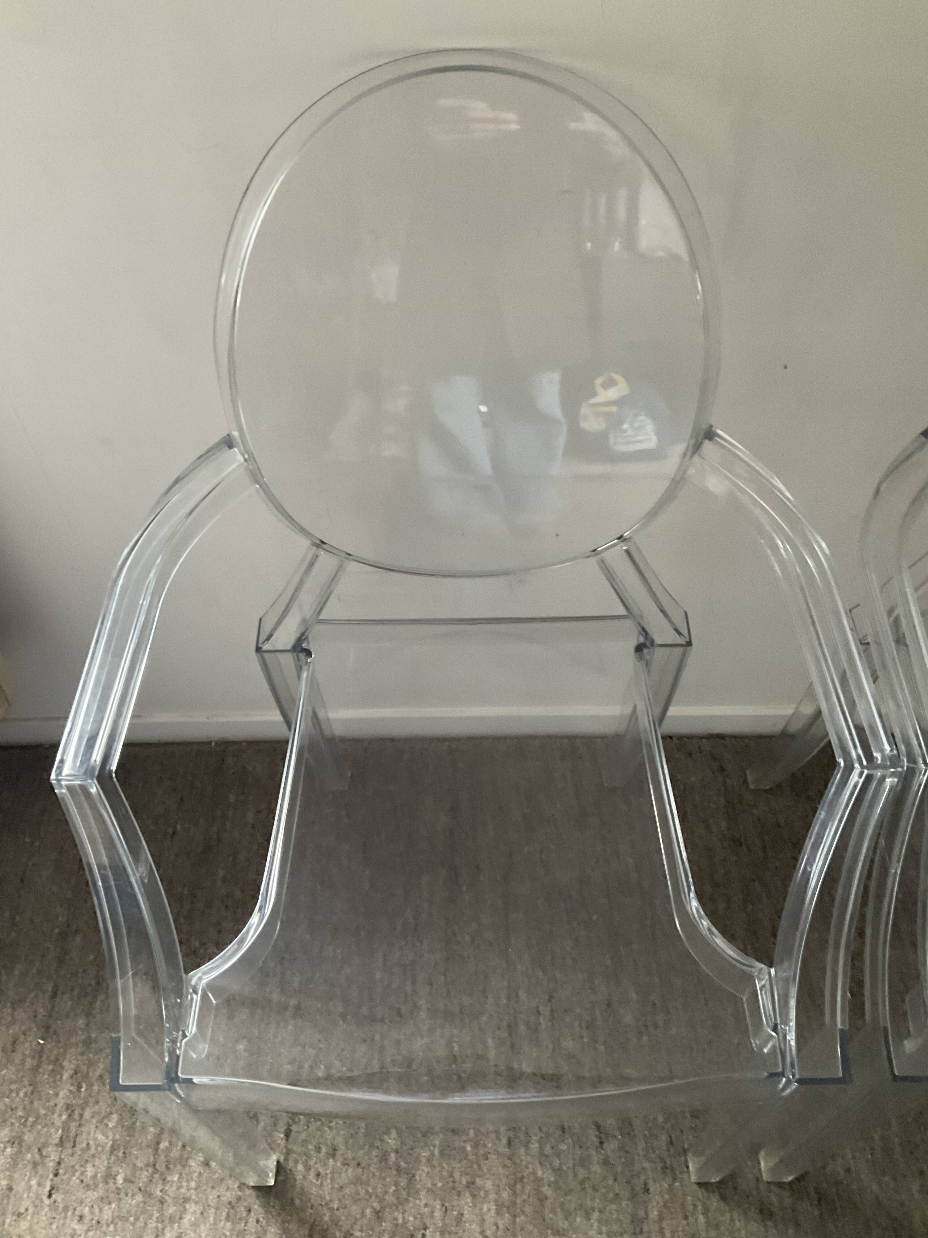 Ensemble Philippe Starck Kartell table à manger Top Top et 2 fauteuils Louis Ghost
