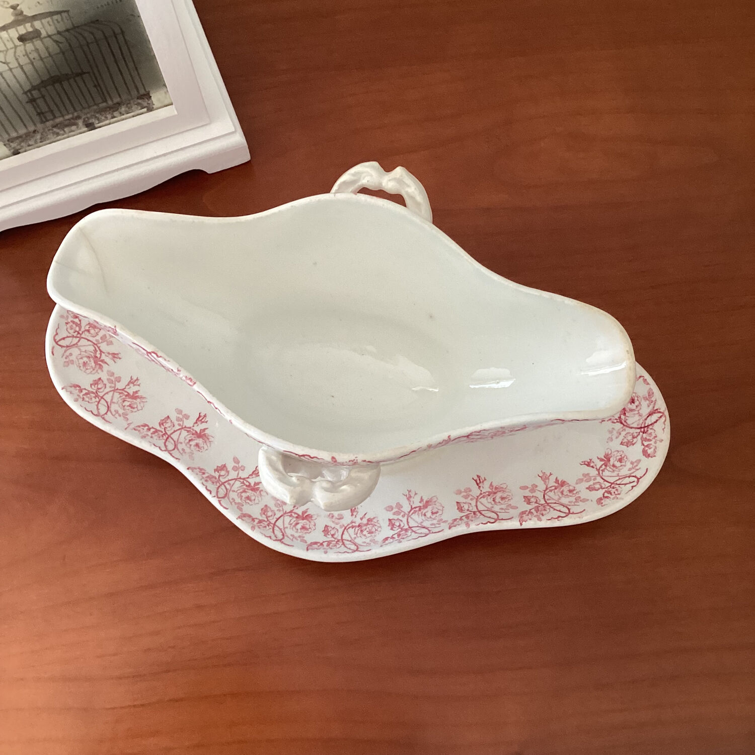 Old sauce pot with tray Garland of roses Gien