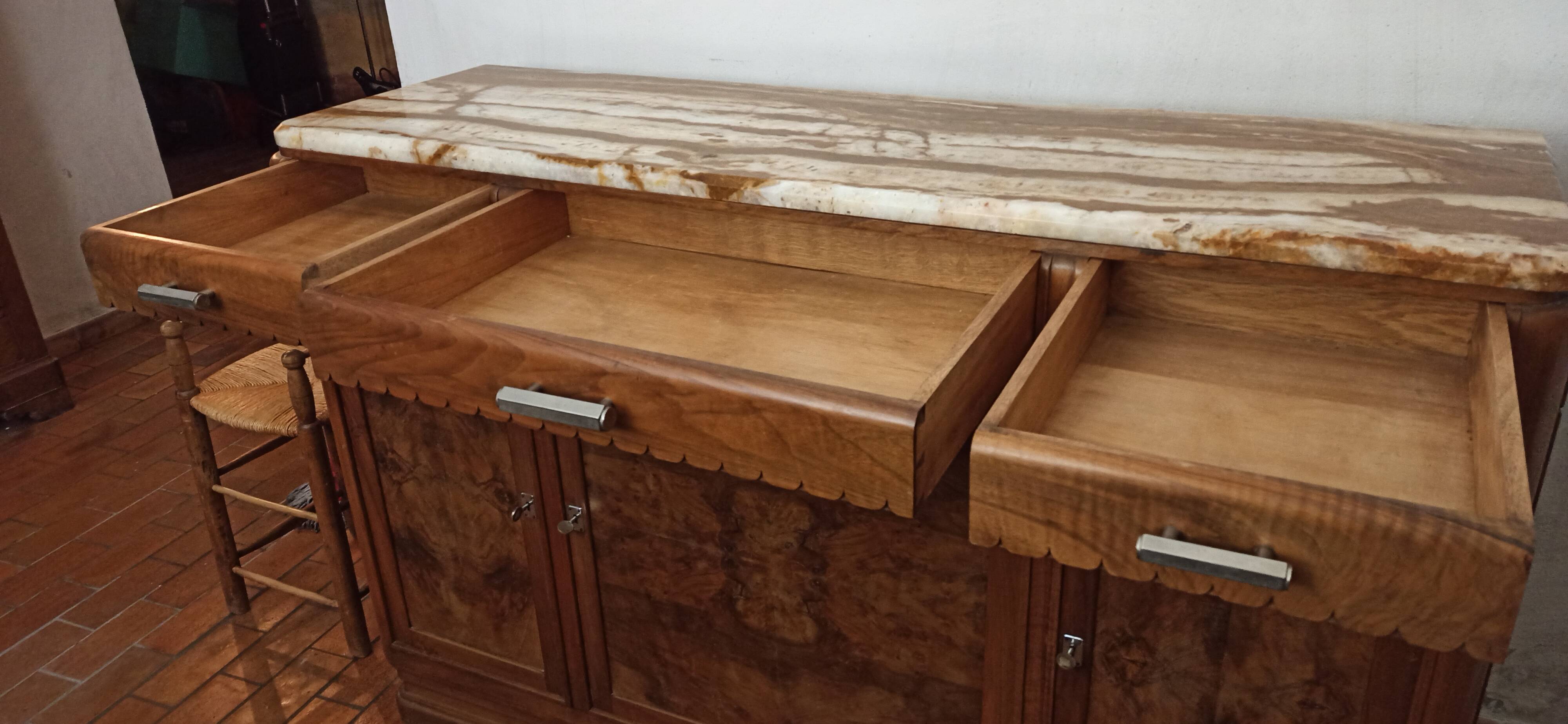 Low sideboard from the beginning of the twentieth century in walnut.