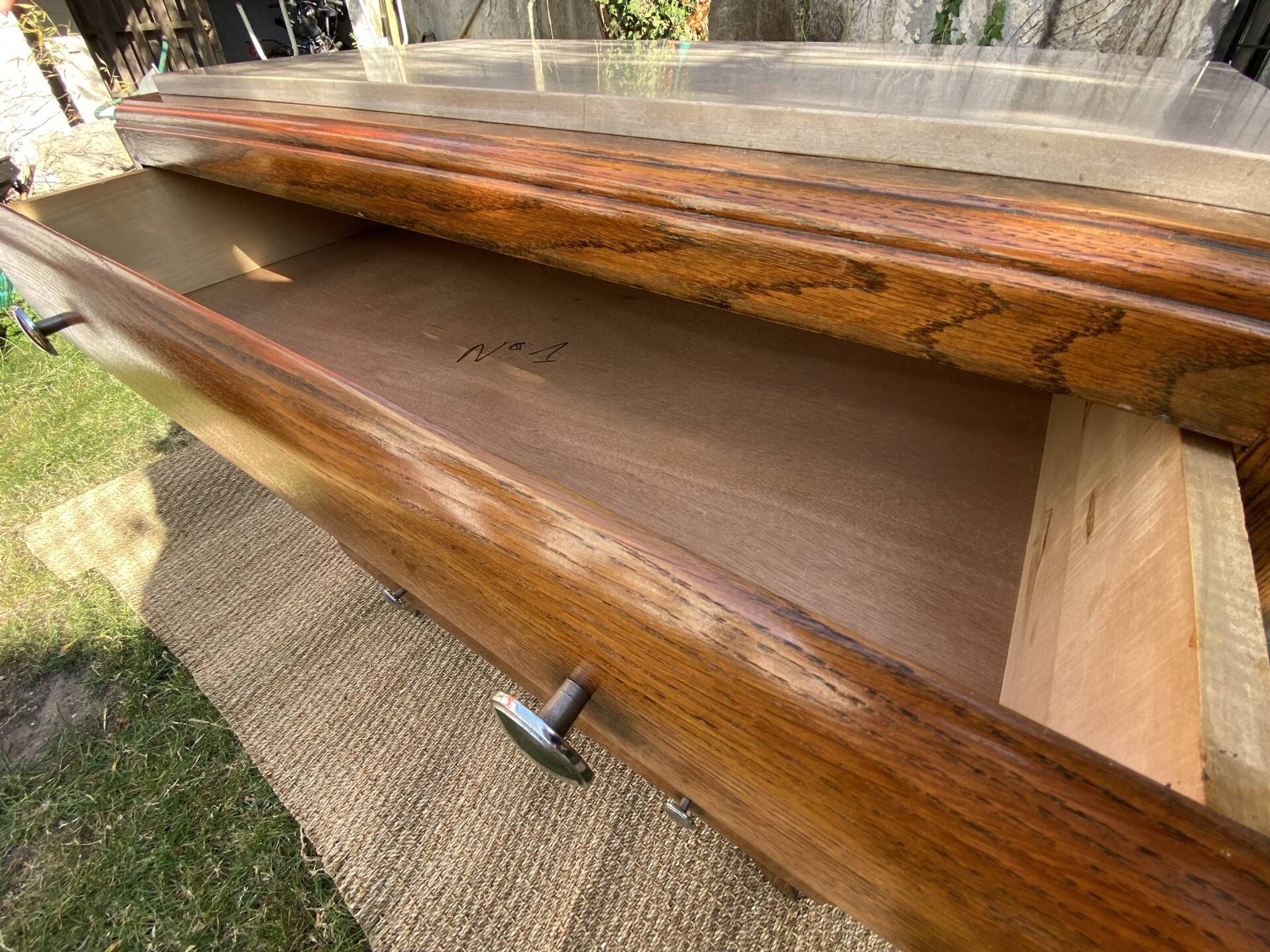 Compass leg chest of drawers