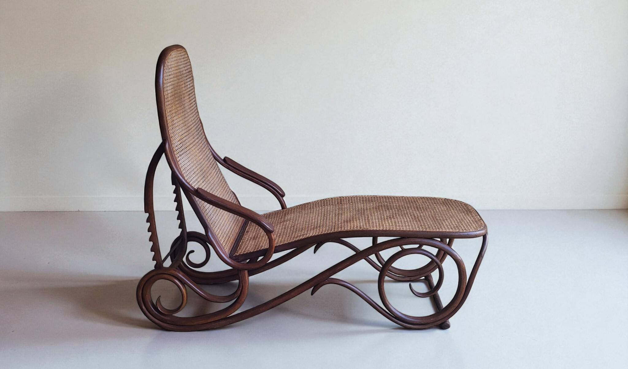 Thonet chaise longue No. 2 (No. 9702) 1900s