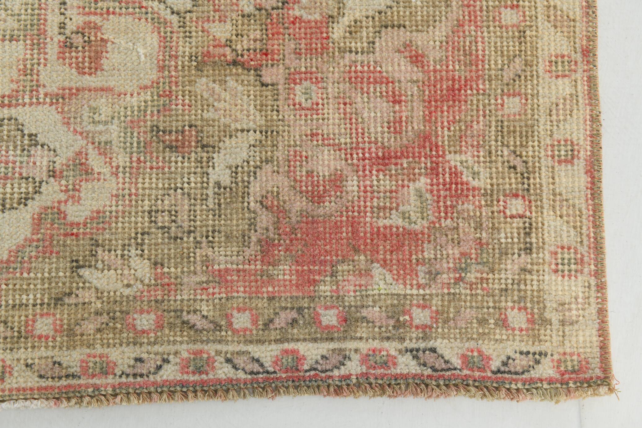 Tapis persan ancien noué main rouge corail, médaillon central floral