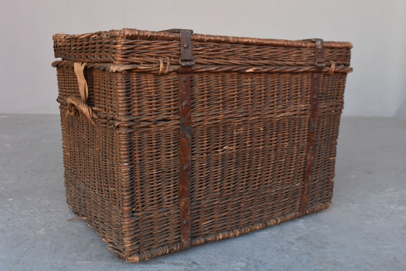 Travel trunk 1900 in wicker