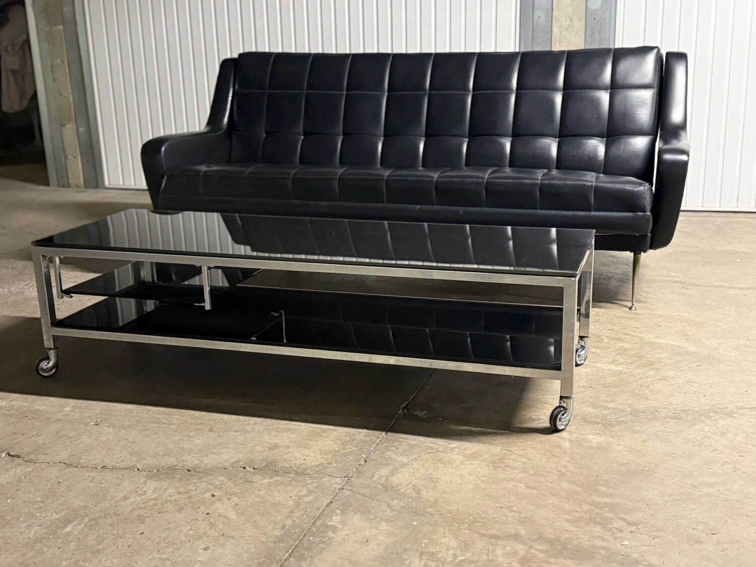 Table basse design vintage chrome et verre fumé noir sur roulettes