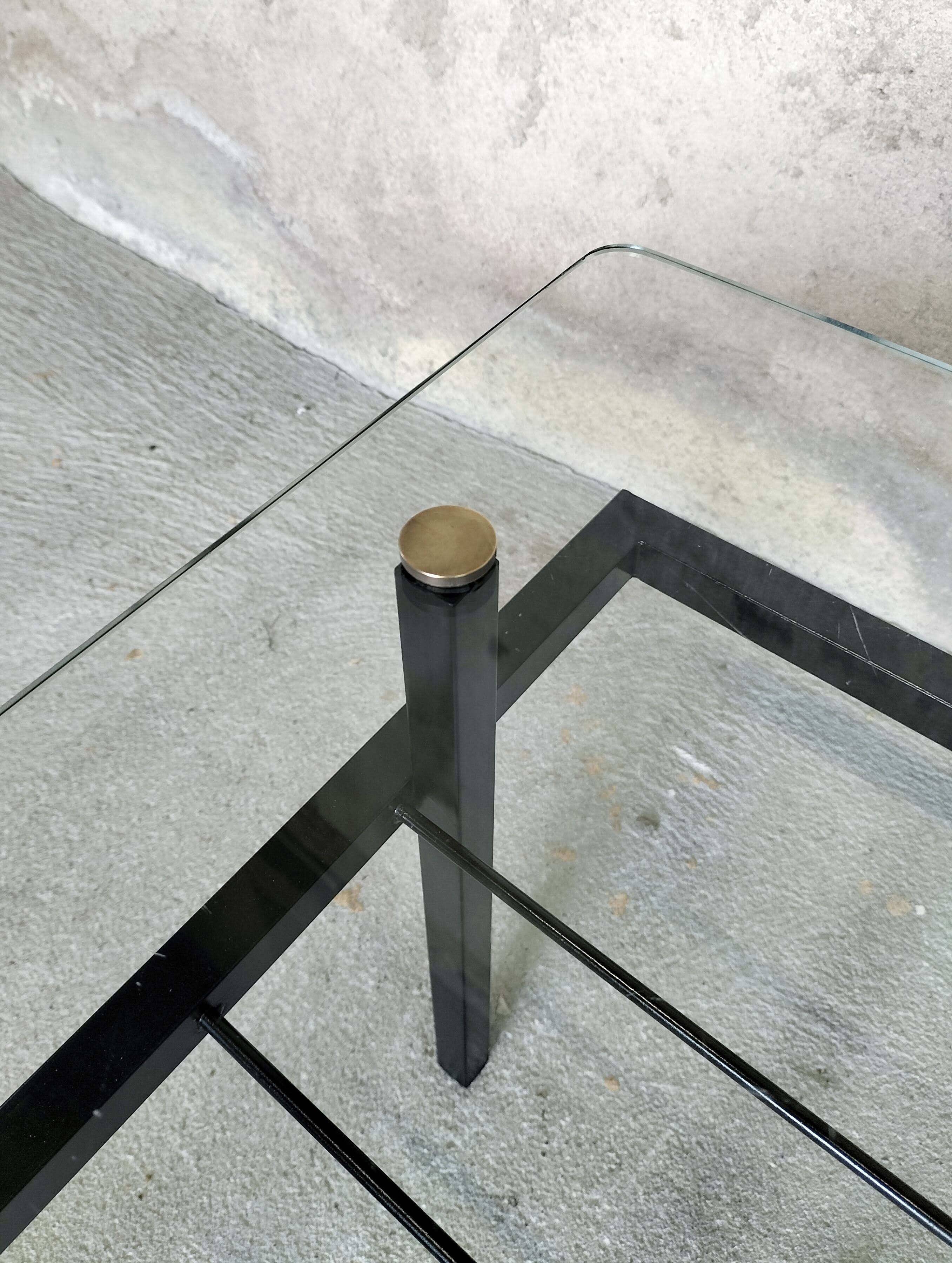 Table basse en verre, métal et laiton