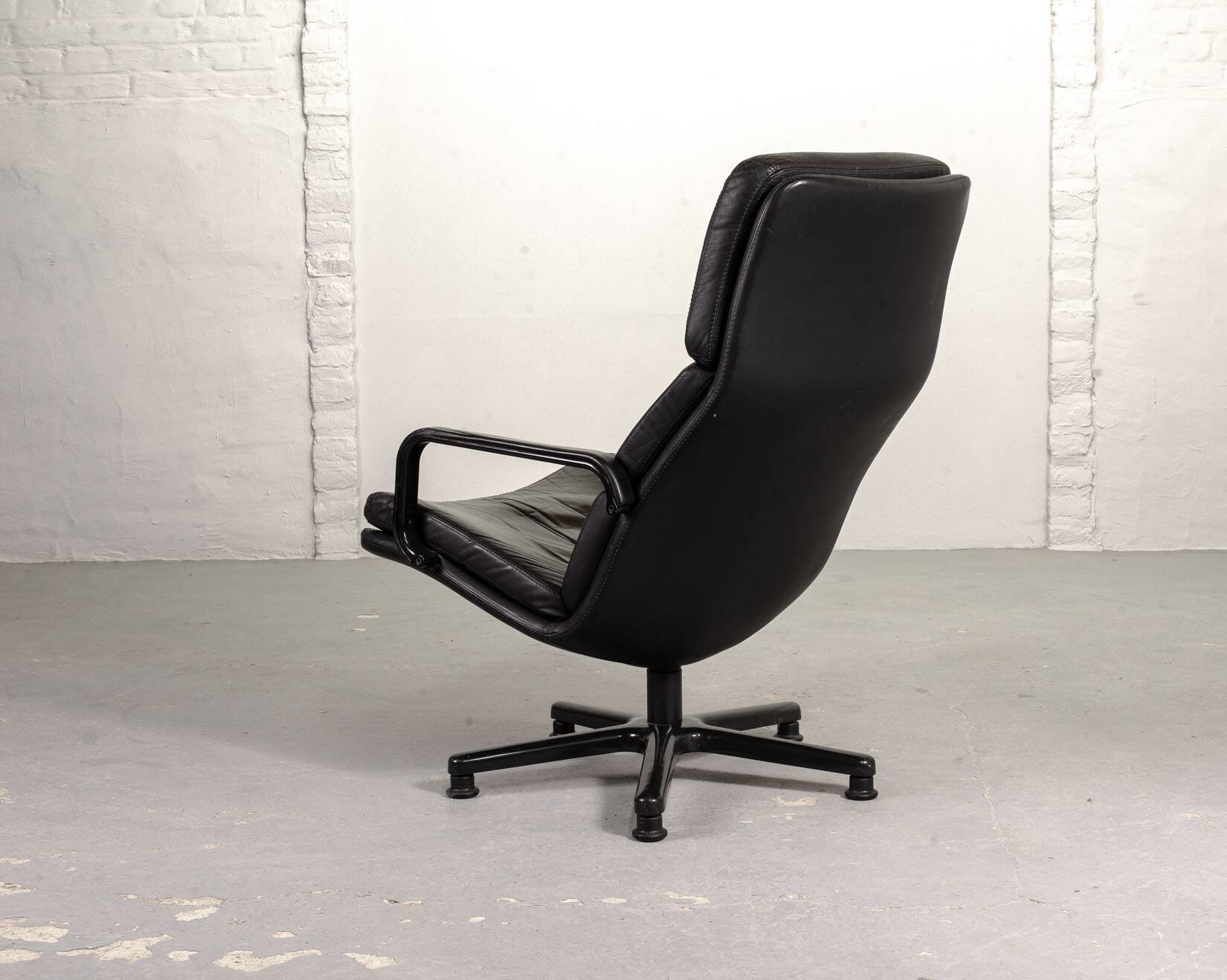 Artifort Dutch Design Black Leather Swivel Lounge Chair, F-Serie, 1960s