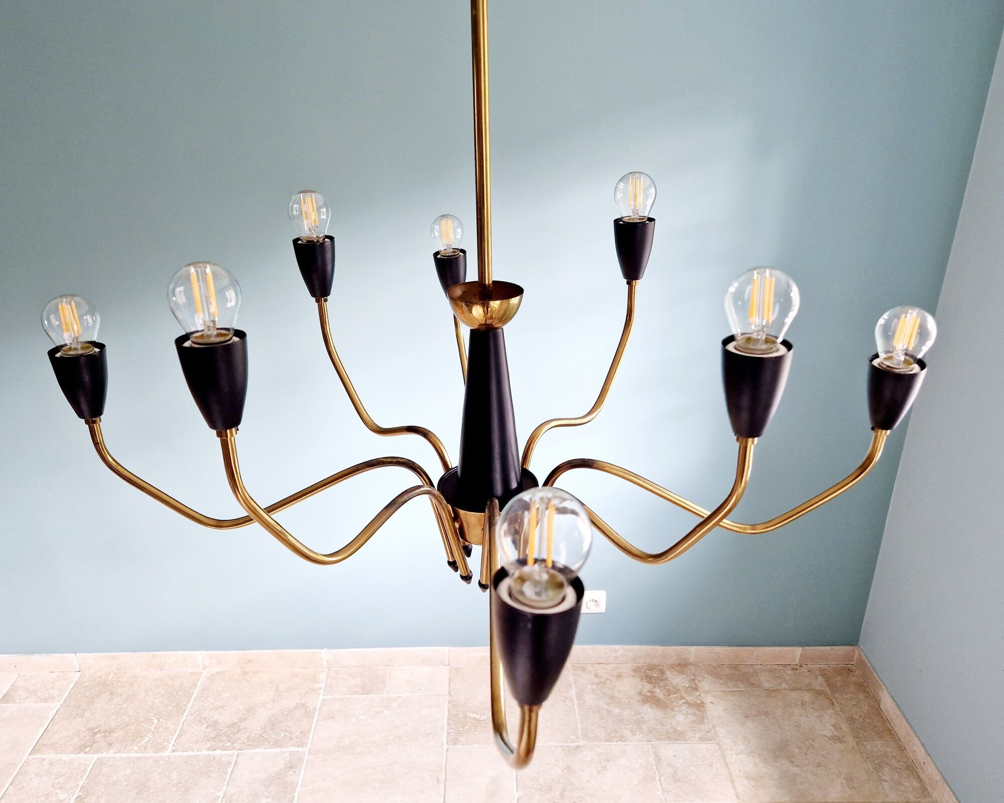 Spider chandelier in brass and black lacquered metal Italian design 1950s
