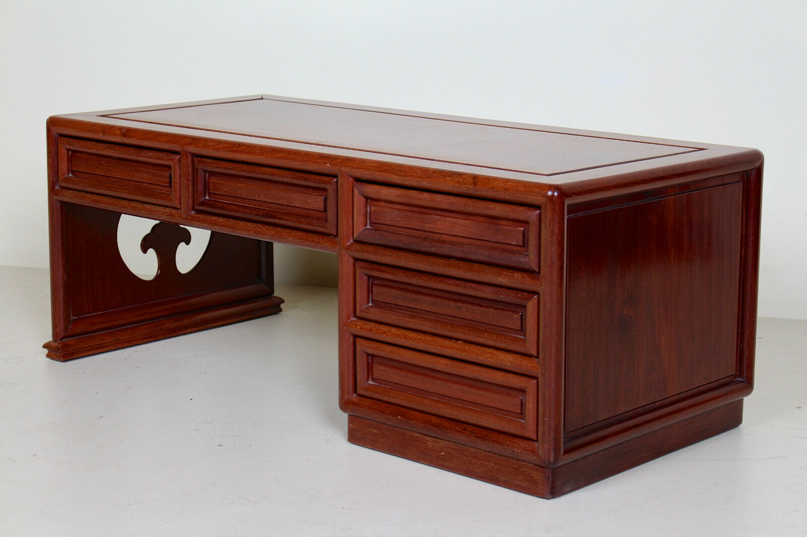 Coffee table in rosewood from China