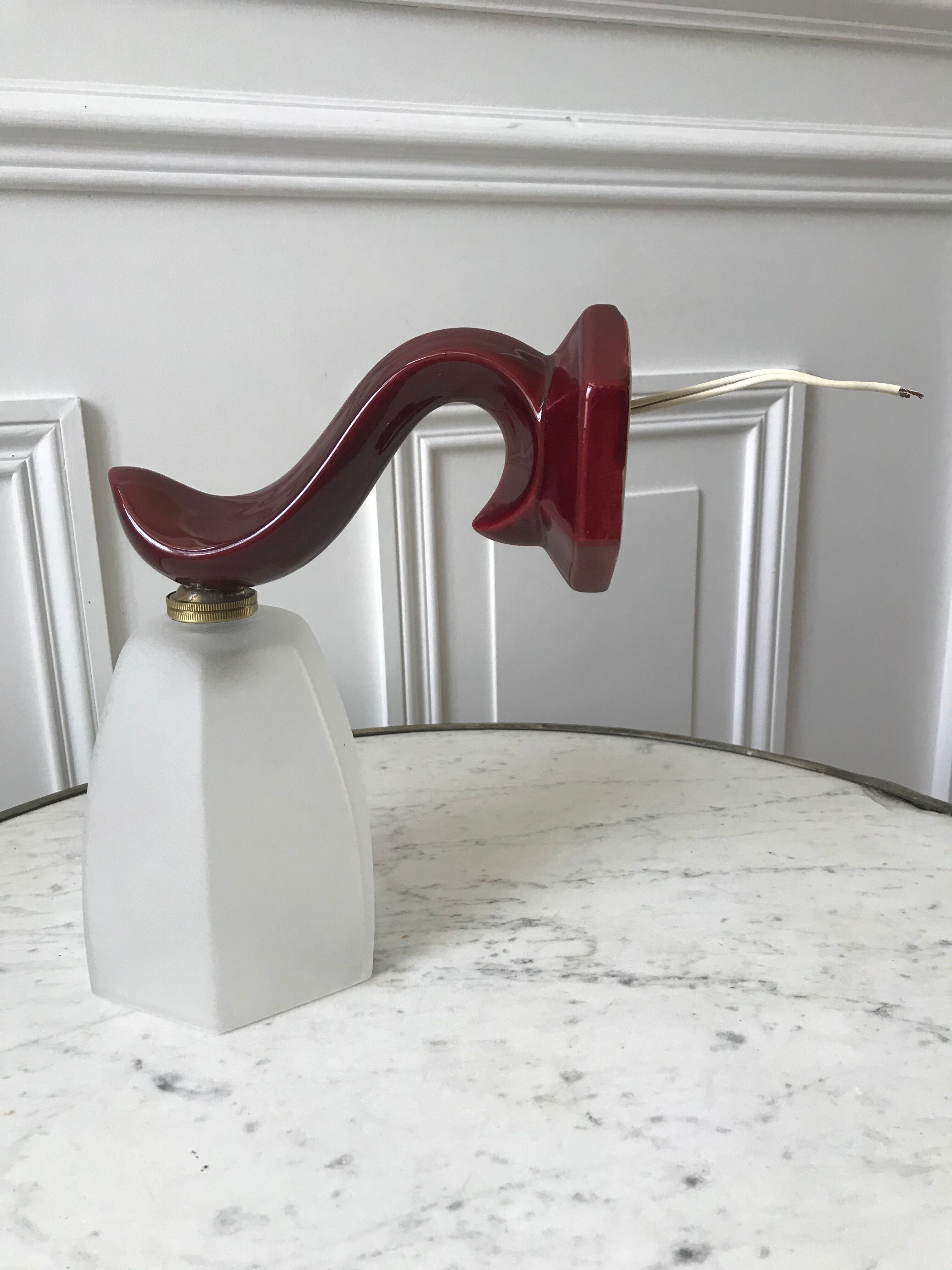 Art Deco glass wall lamp with burgundy porcelain support 30s