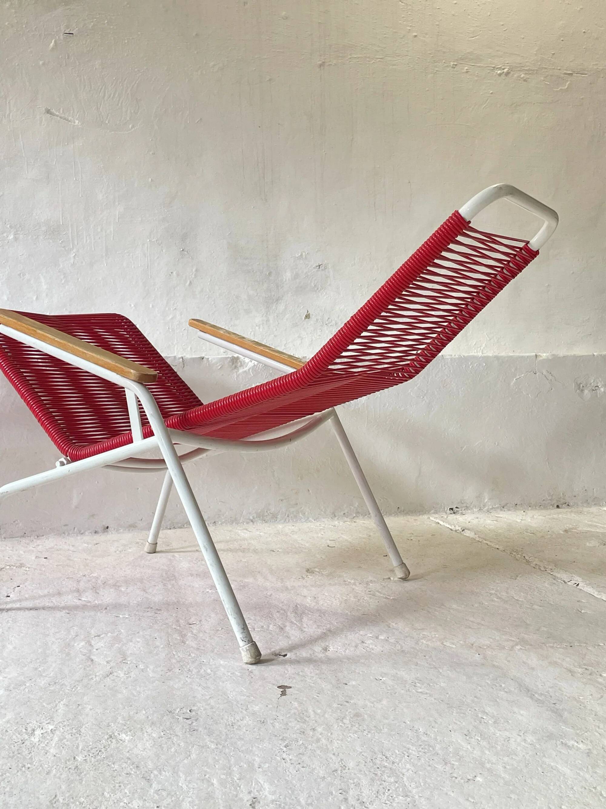Vintage 1970s Elefant Möbel Spaghetti reclining chair for the garden.