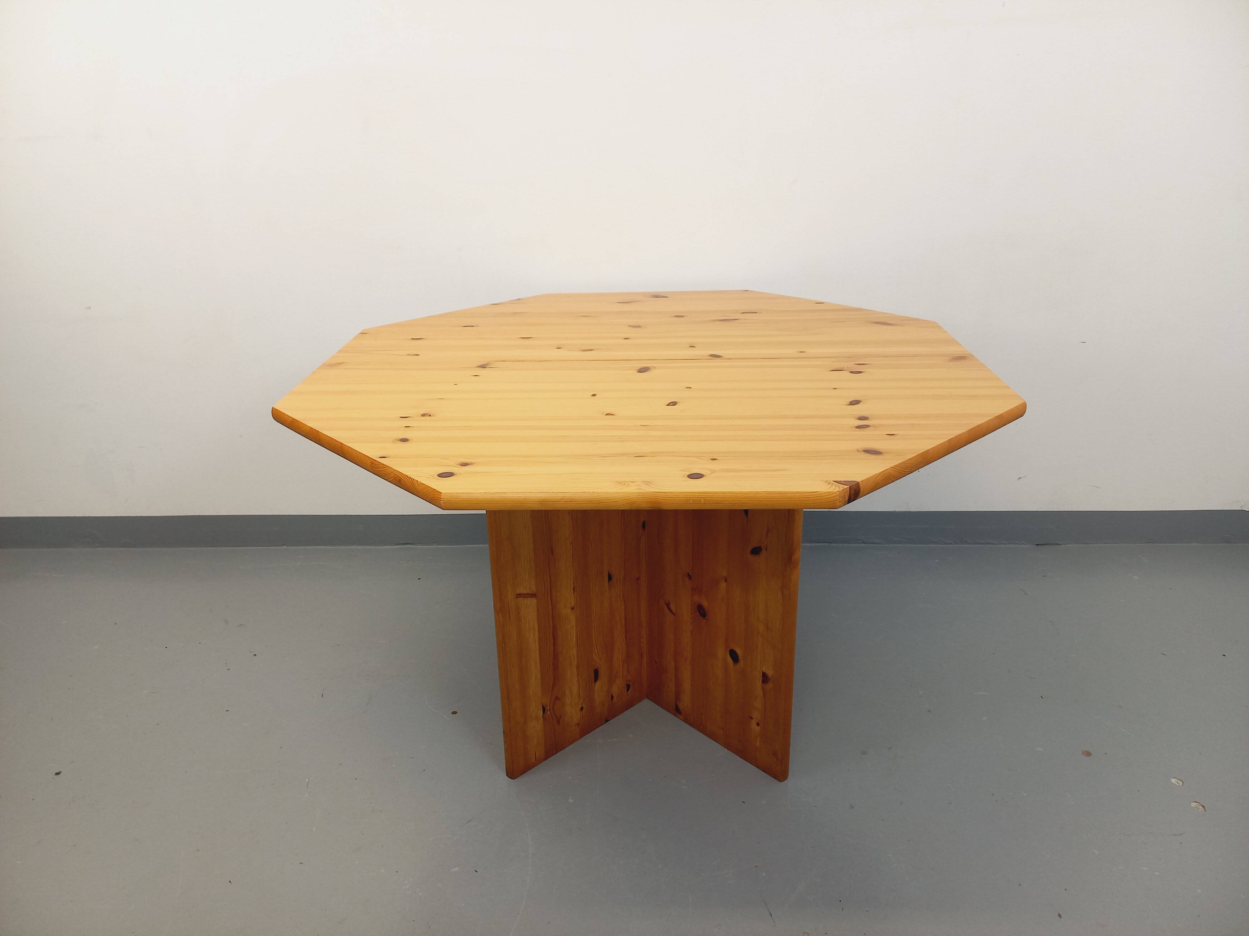 Vintage octagonal dining table from the 1980s in pine with an extension.