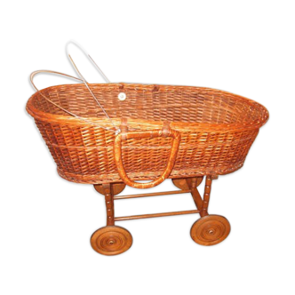 Cradle in rattan on wheels