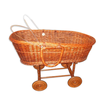 Rattan cradle on wheels