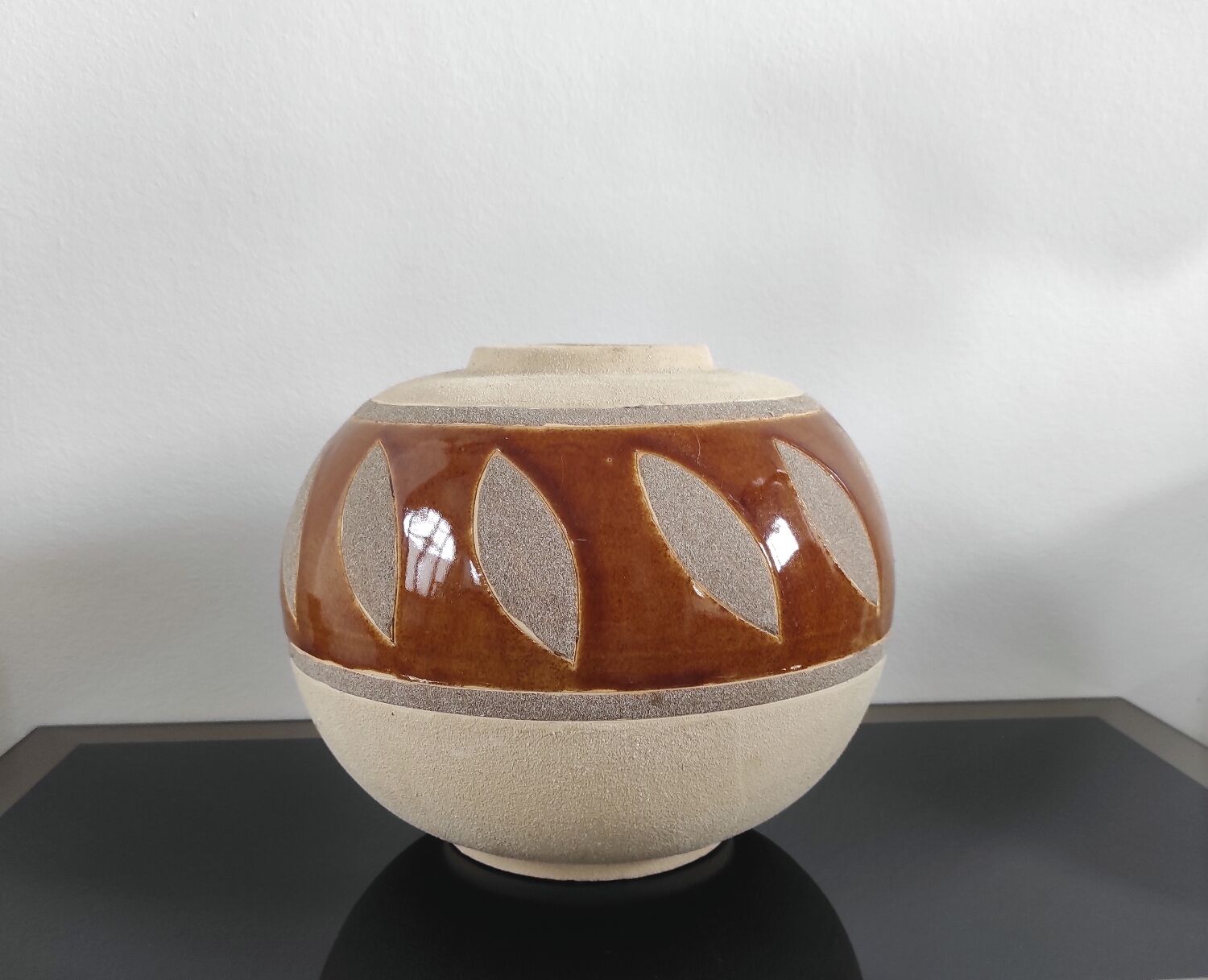 Vintage round vase in artisanal stoneware – Brutalist Design