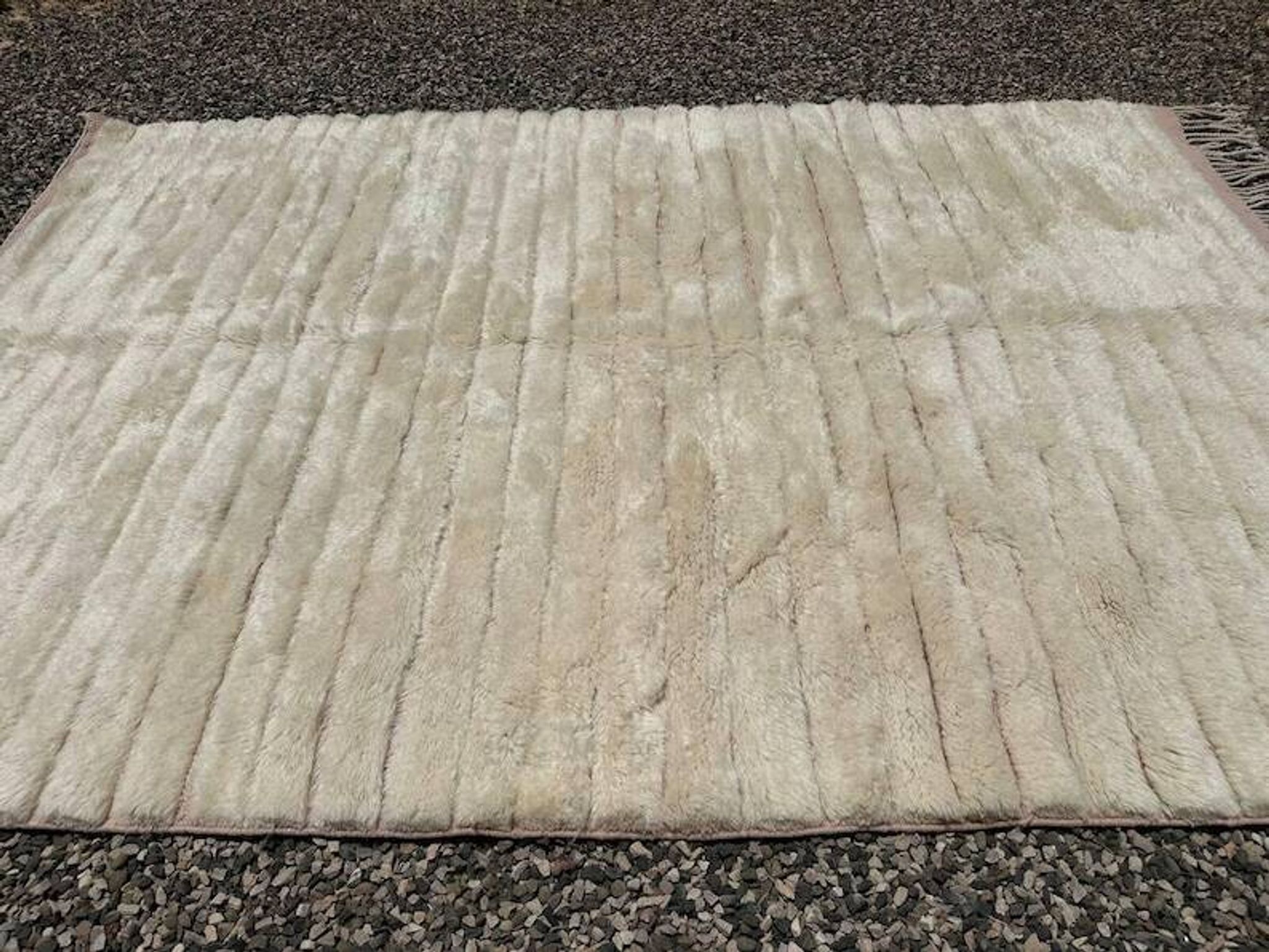 Tapis Mrirt marocain écru et beige 350x250 cm – design minimaliste texturé