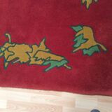 Tapis rouge et jaune rectangulaire