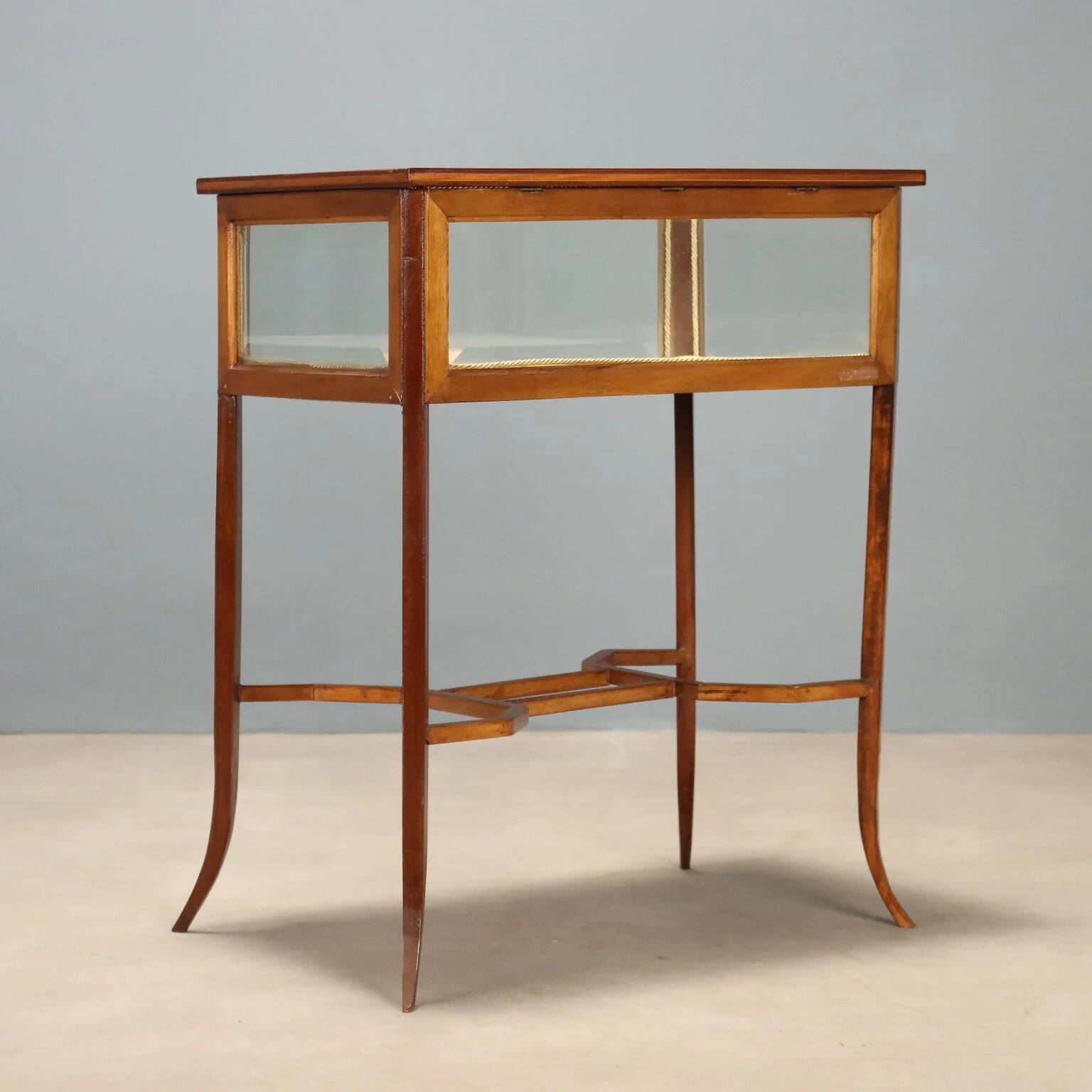 Showcase table in mahogany with bevelled glass.