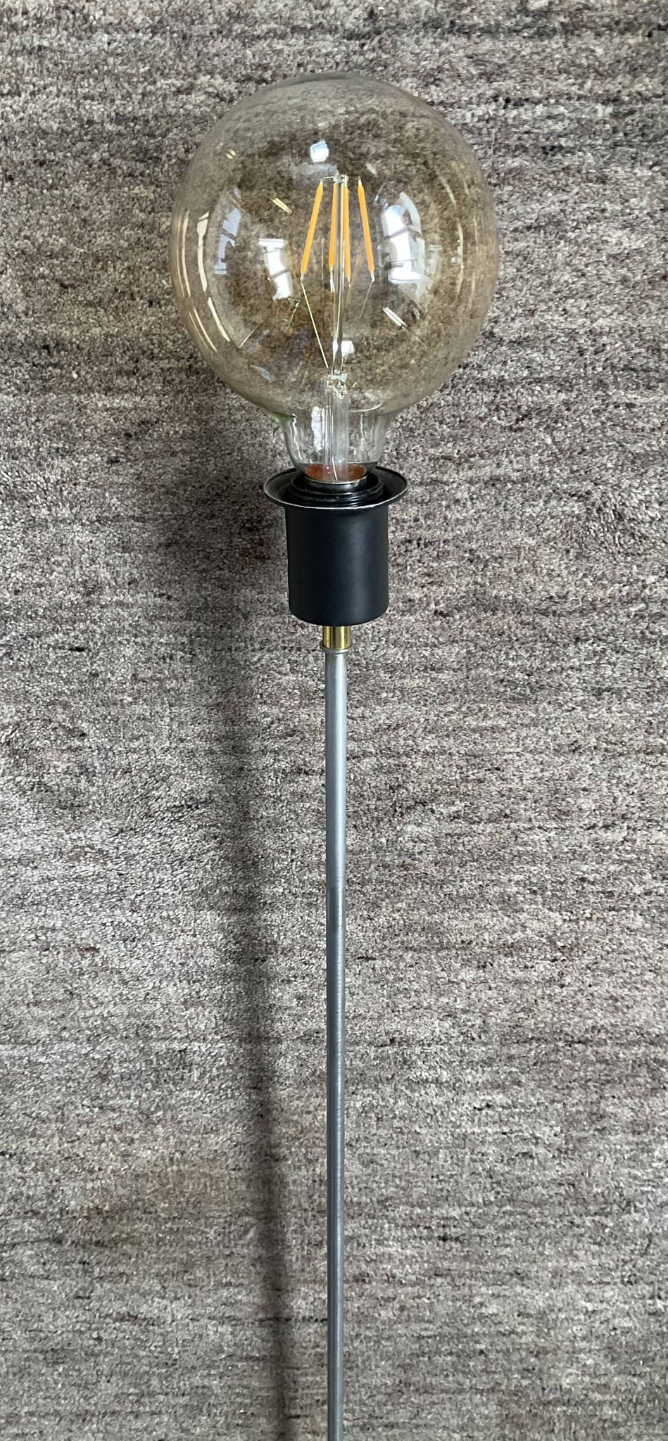Lampadaire minimaliste en fonte et métal chromé