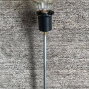 Lampadaire minimaliste en fonte et métal chromé