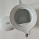 Graphic teapot in white porcelain with a minimalist design.