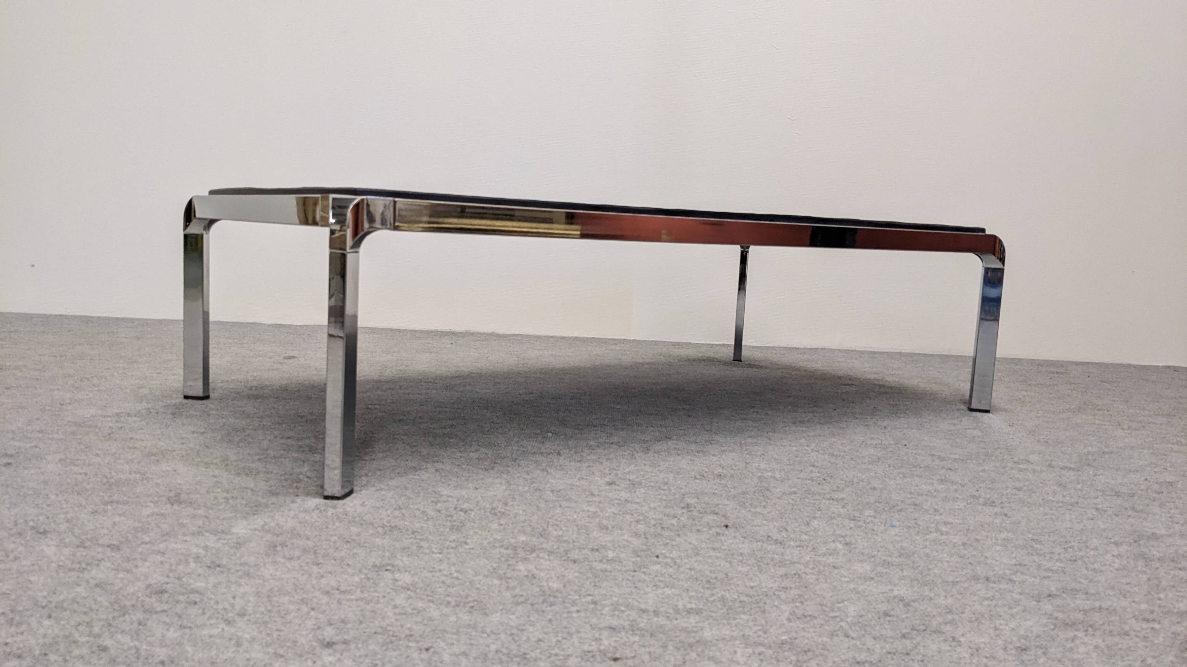 Table basse moderniste en ardoise et métal chromé, Italie vers 1970