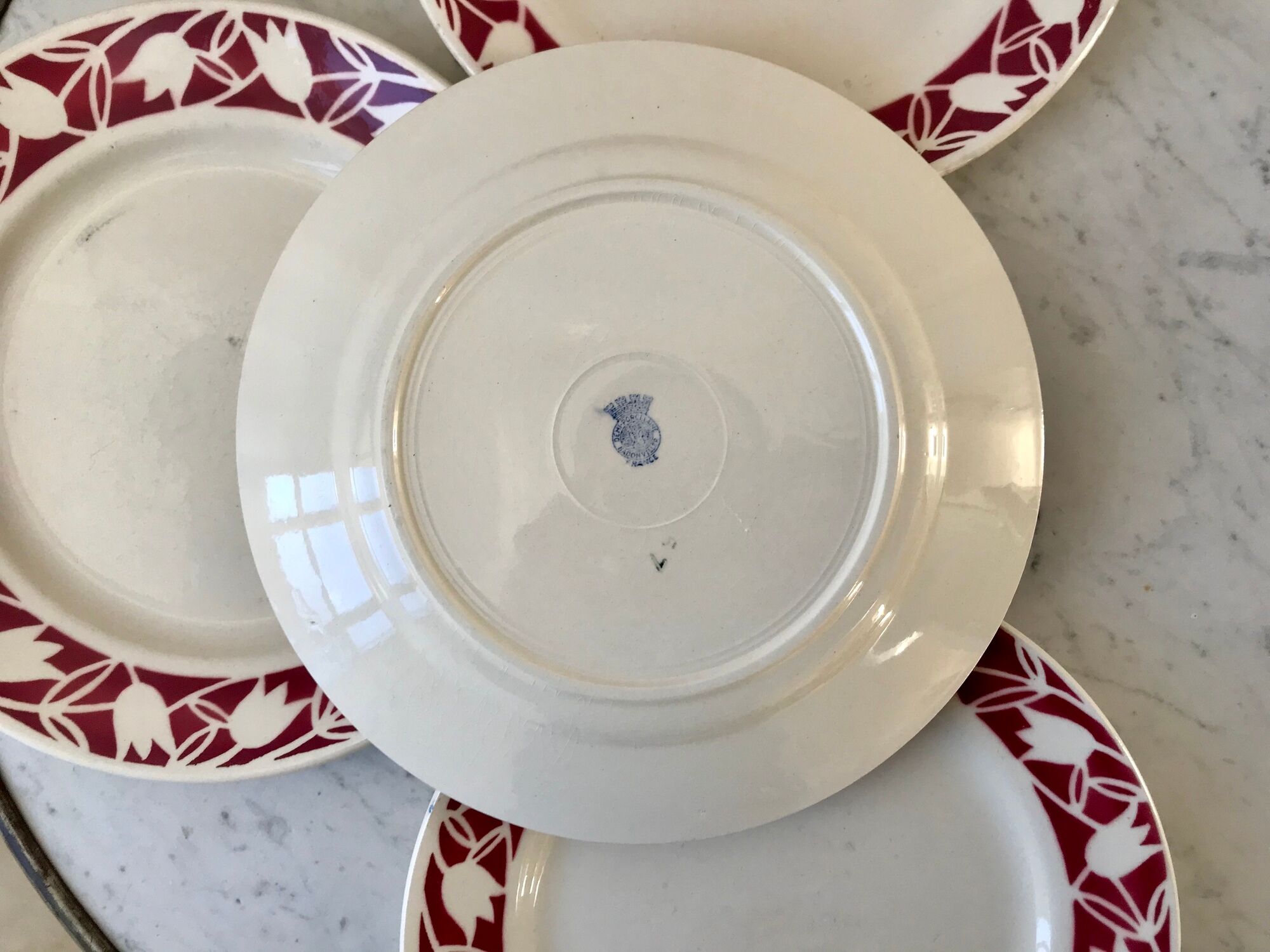 4 flat plates Badonviller tulips burgundy years 30-40