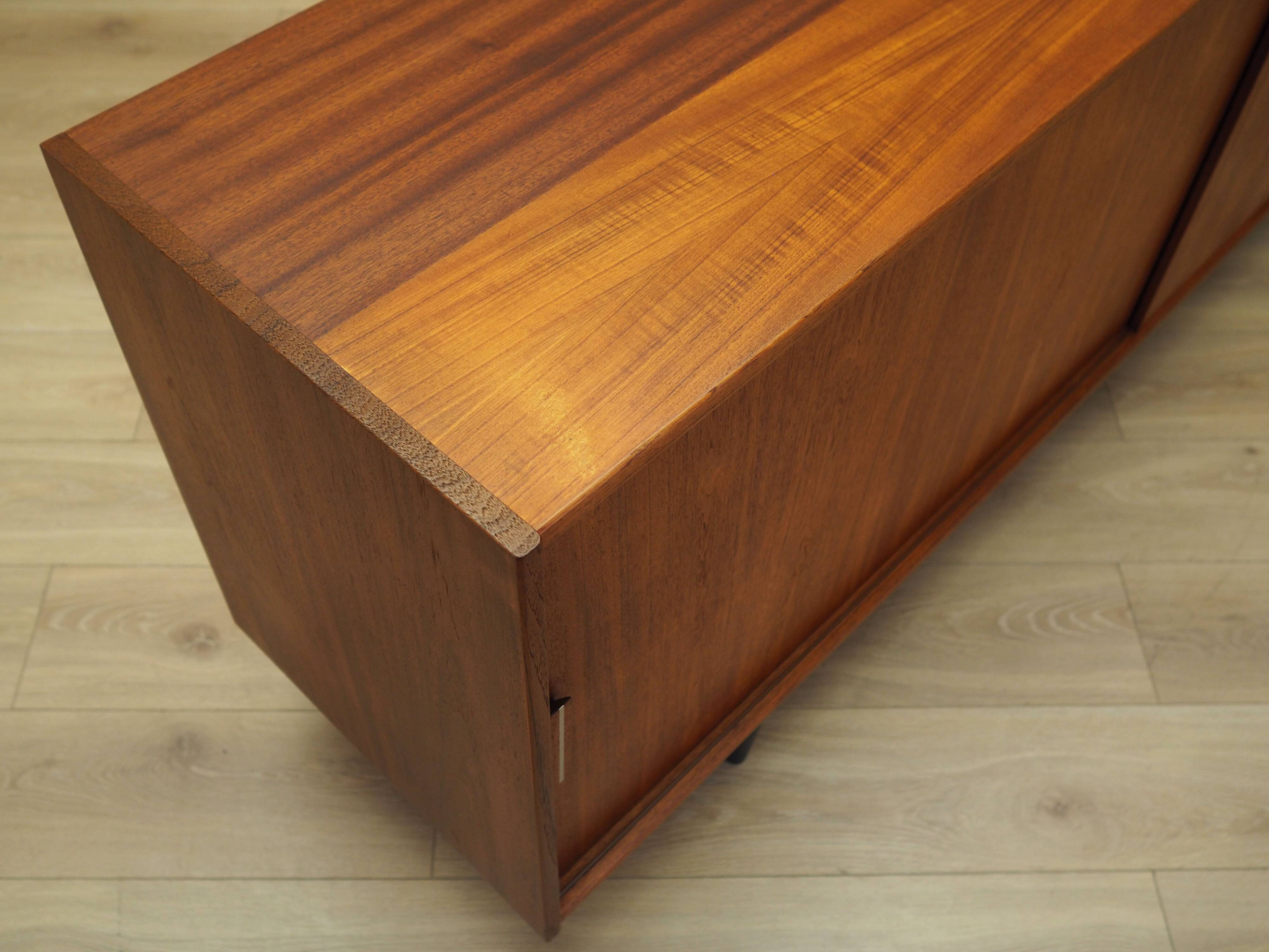 Buffet en teck, design danois, années 1970, production : Danemark