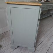 Buffet compacte réenchantée en vert de gris, plateau bois.