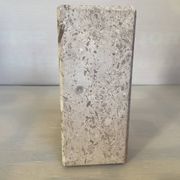 Un serre livres en travertin et fossile asymétrique