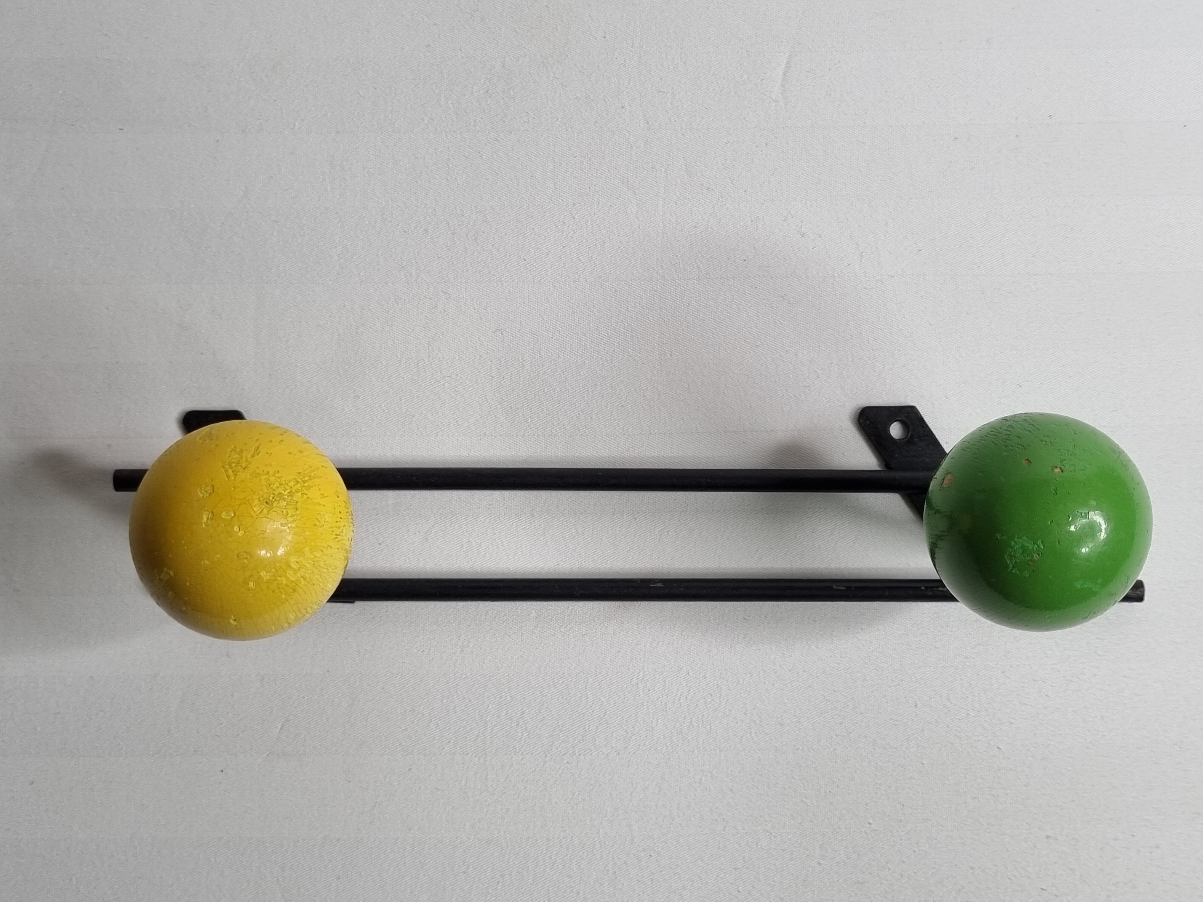 Portemanteau mural en métal et bois vintage bicolore deux patères, 27 cm