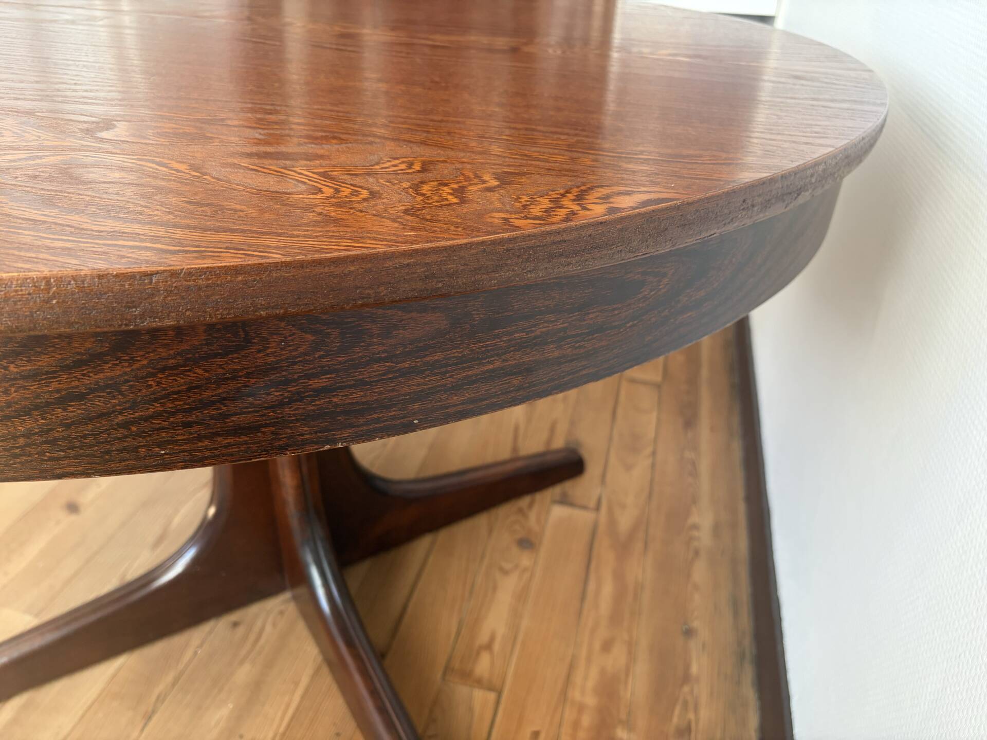 Extendable round table Baumann