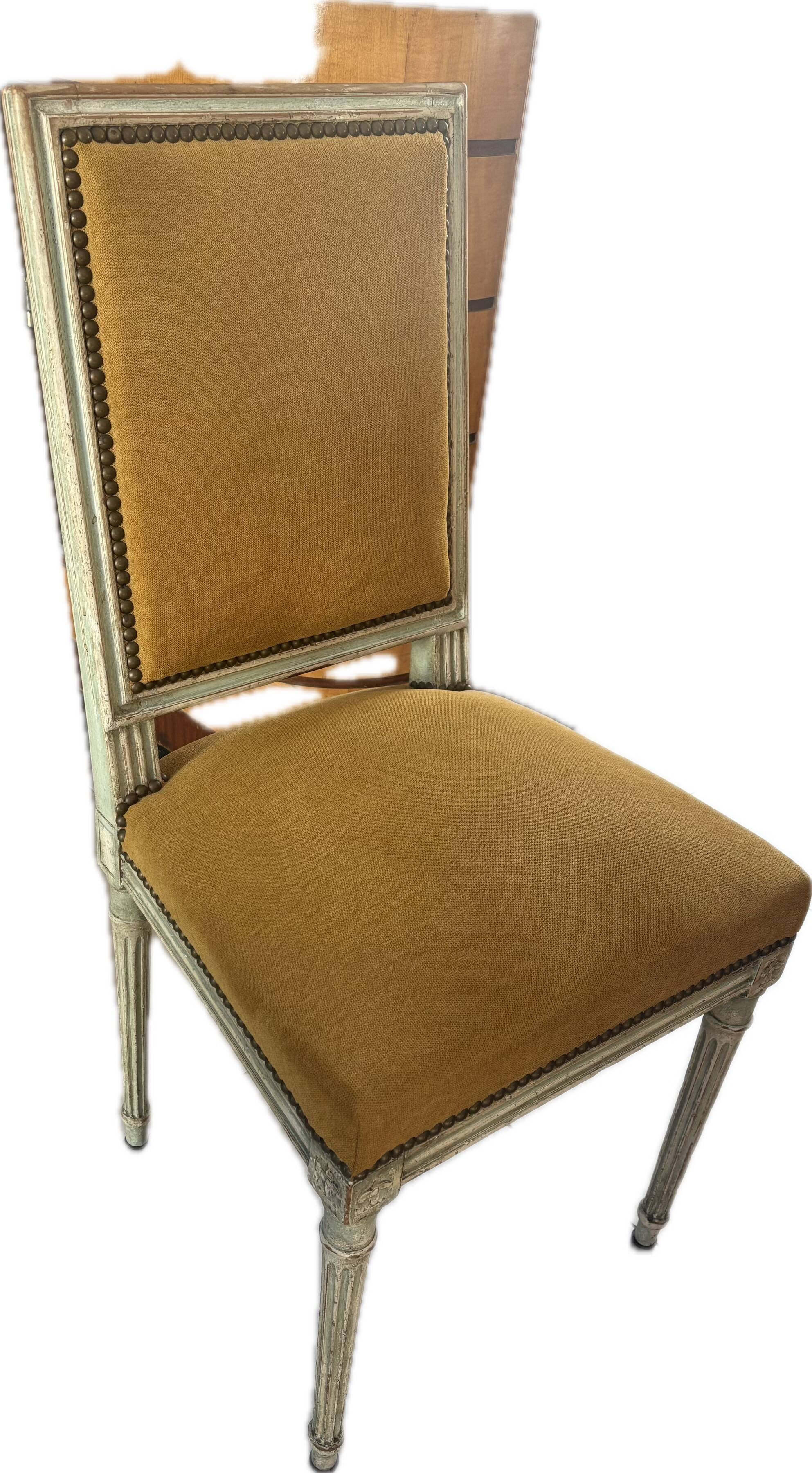 10 chaises style Louis XVI, refaites à neuf d'excellente facture