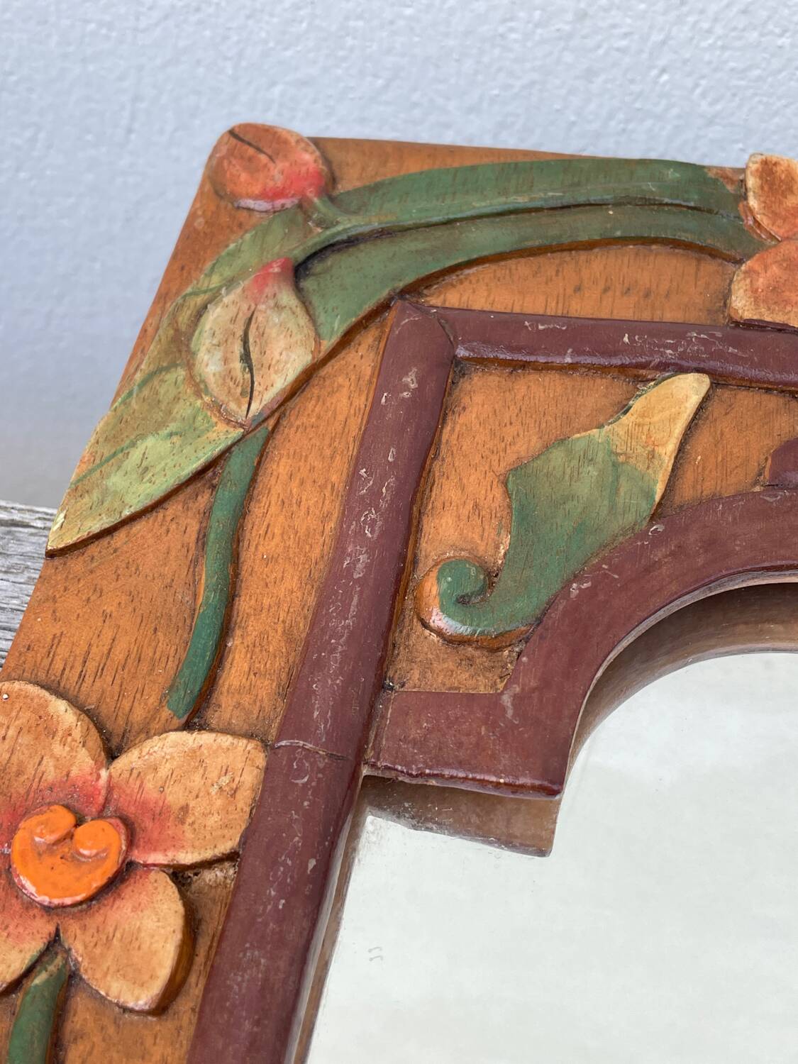 Miroir en bois, sculpté à décor de fleurs