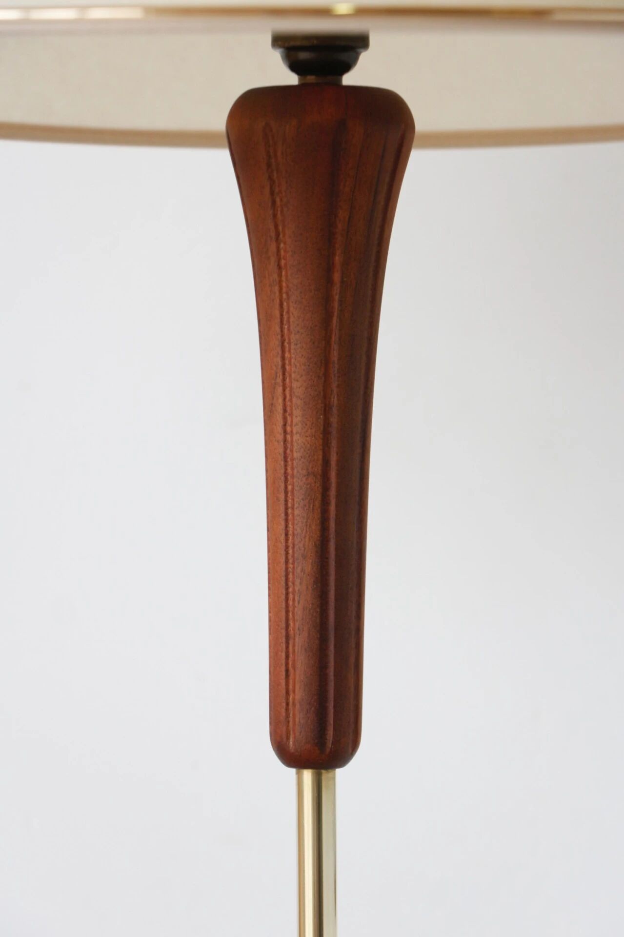 Lampadaire années 60 en teck et laiton – luminaire vintage