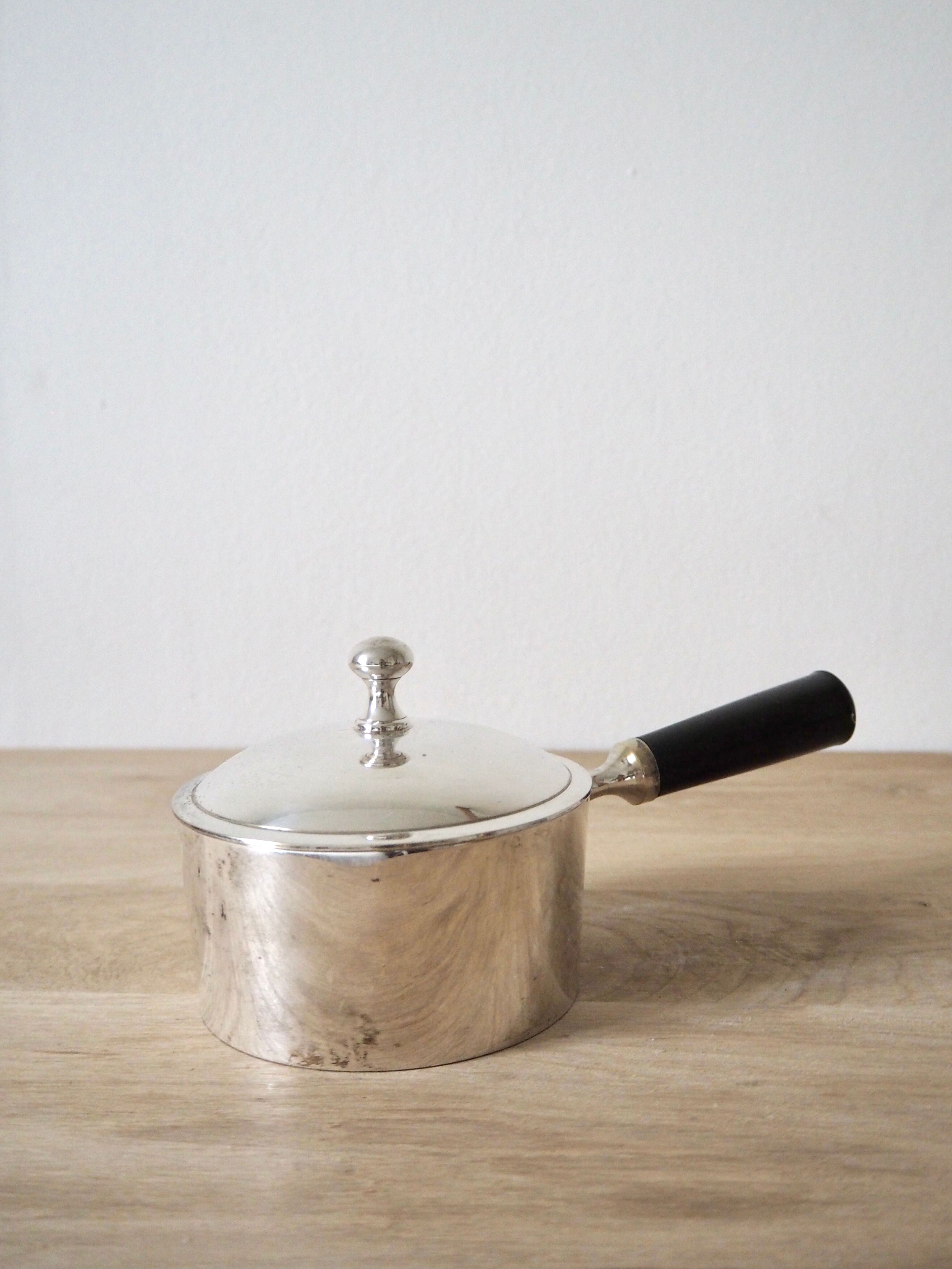 Pot à sauce en argent avec manche