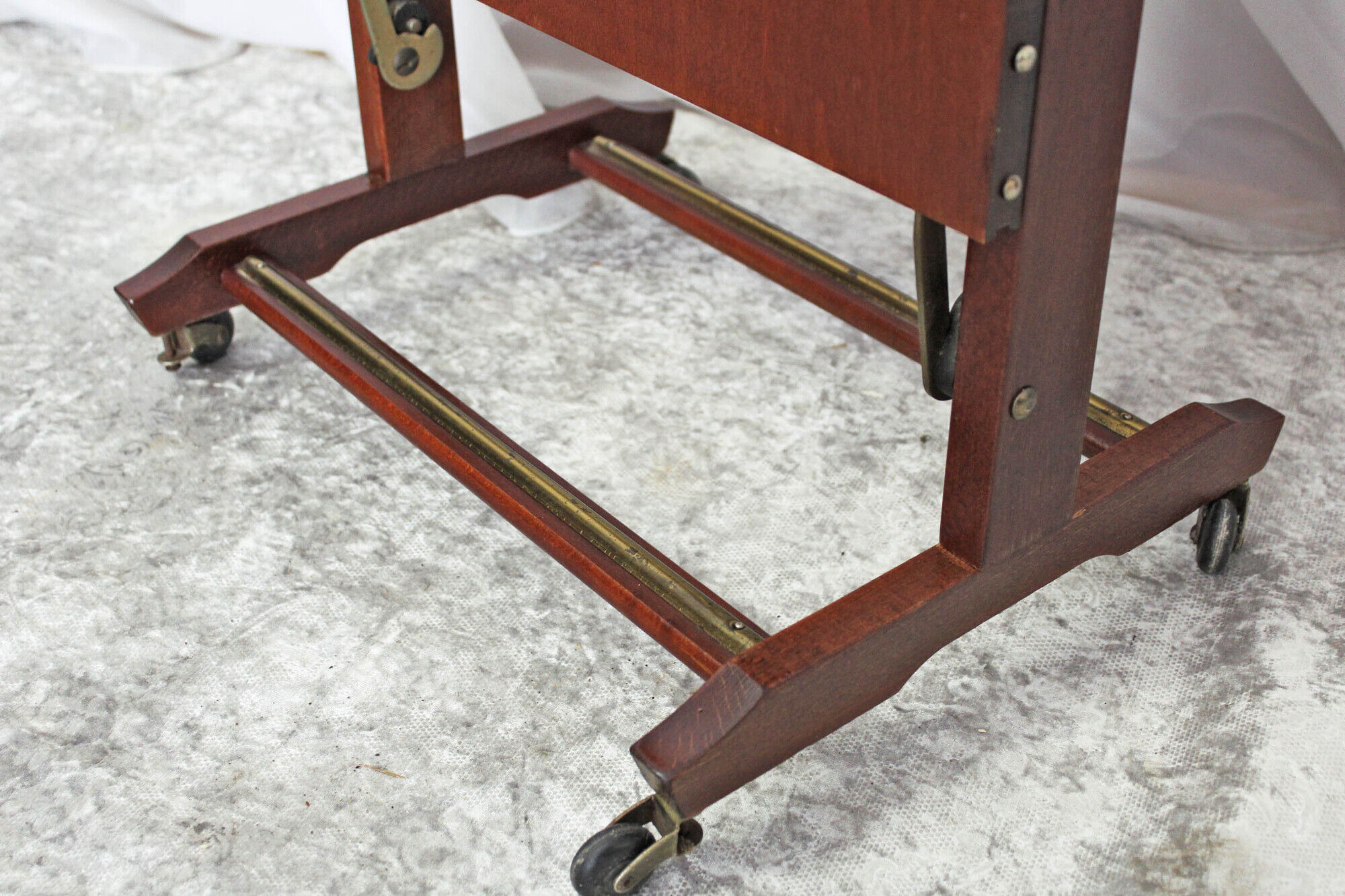 Valet stand par Fratelli Reguitti conception Ico Parisi années 1960