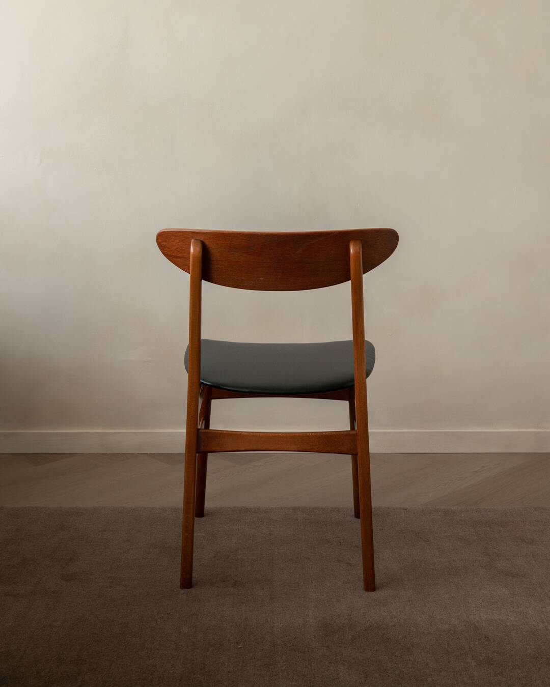 Ensemble de 6 chaises de salle à manger danoises des années 50 · Teck et Skai noir