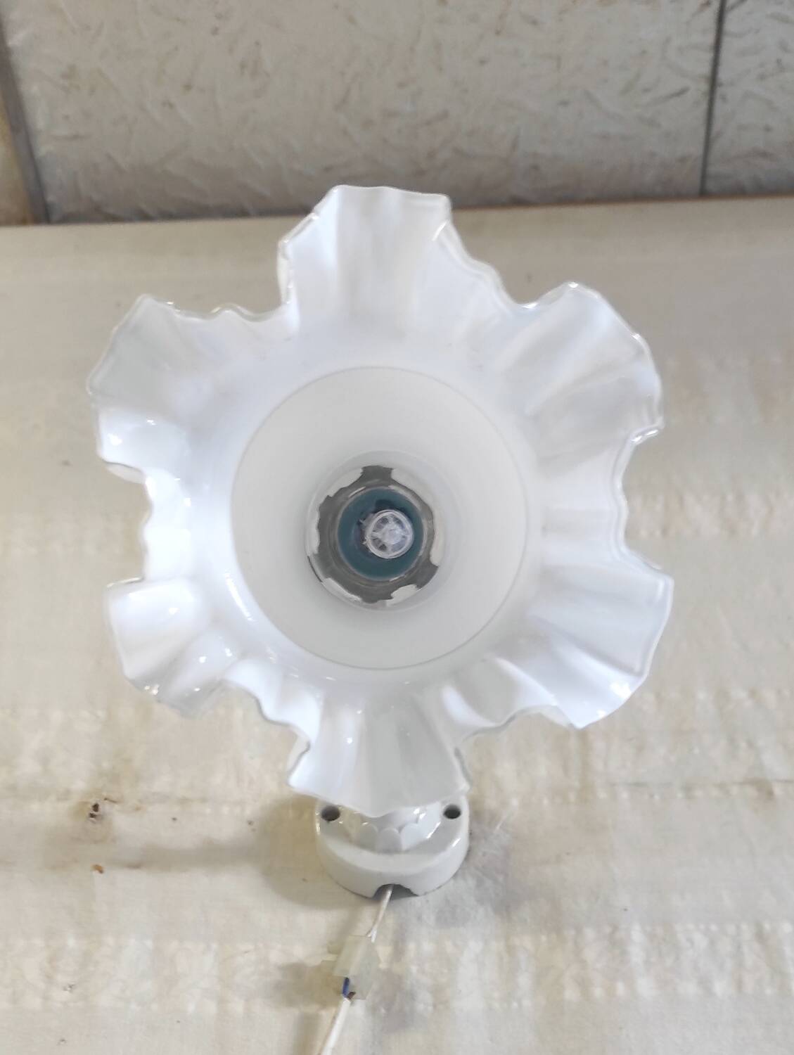 Swan neck wall light in brass, porcelain and opaline - mid 20th century.