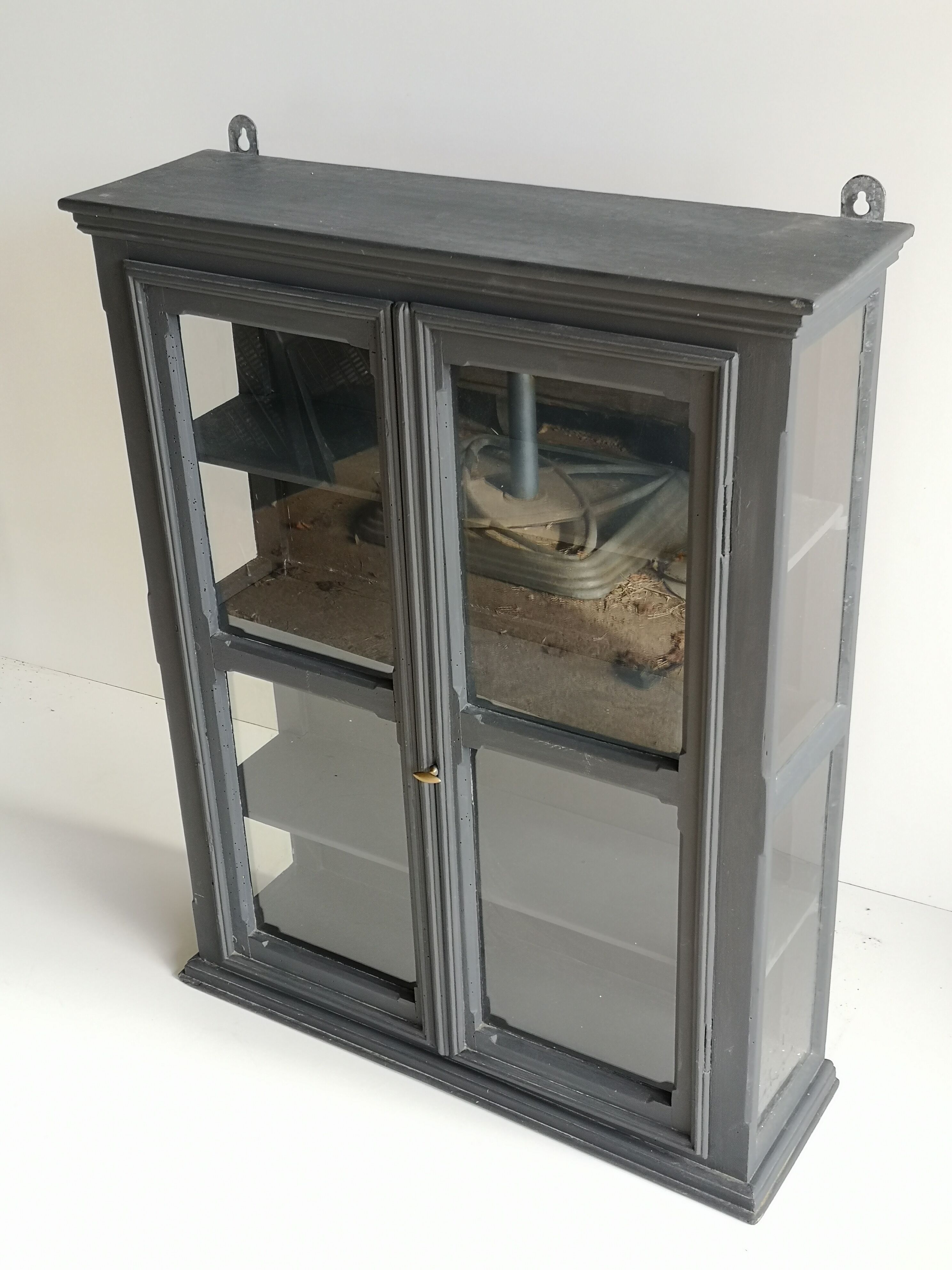 Old hanging showcase