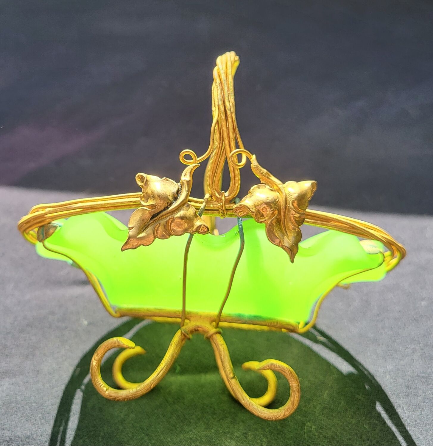 Empty pocket basket in green opaline (uranium/uraline)