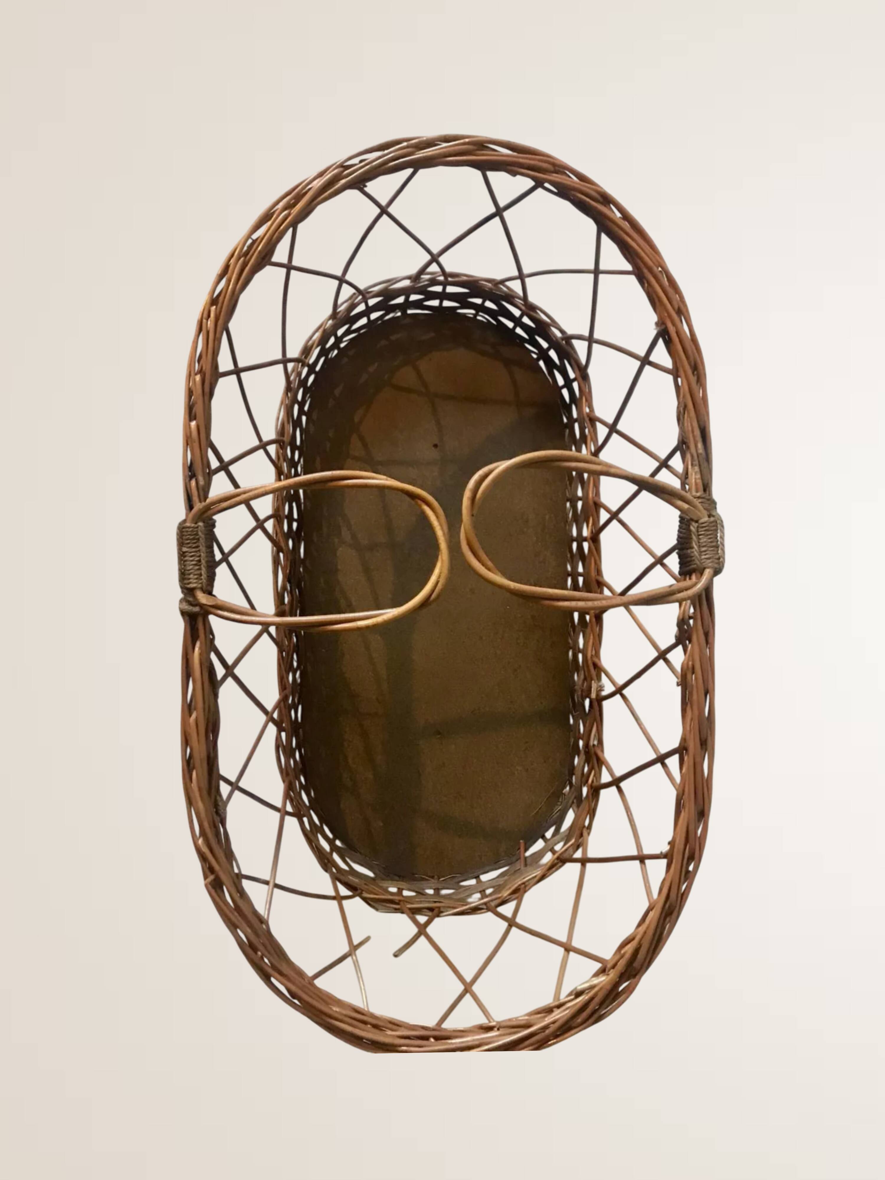 Woven wicker bassinet
