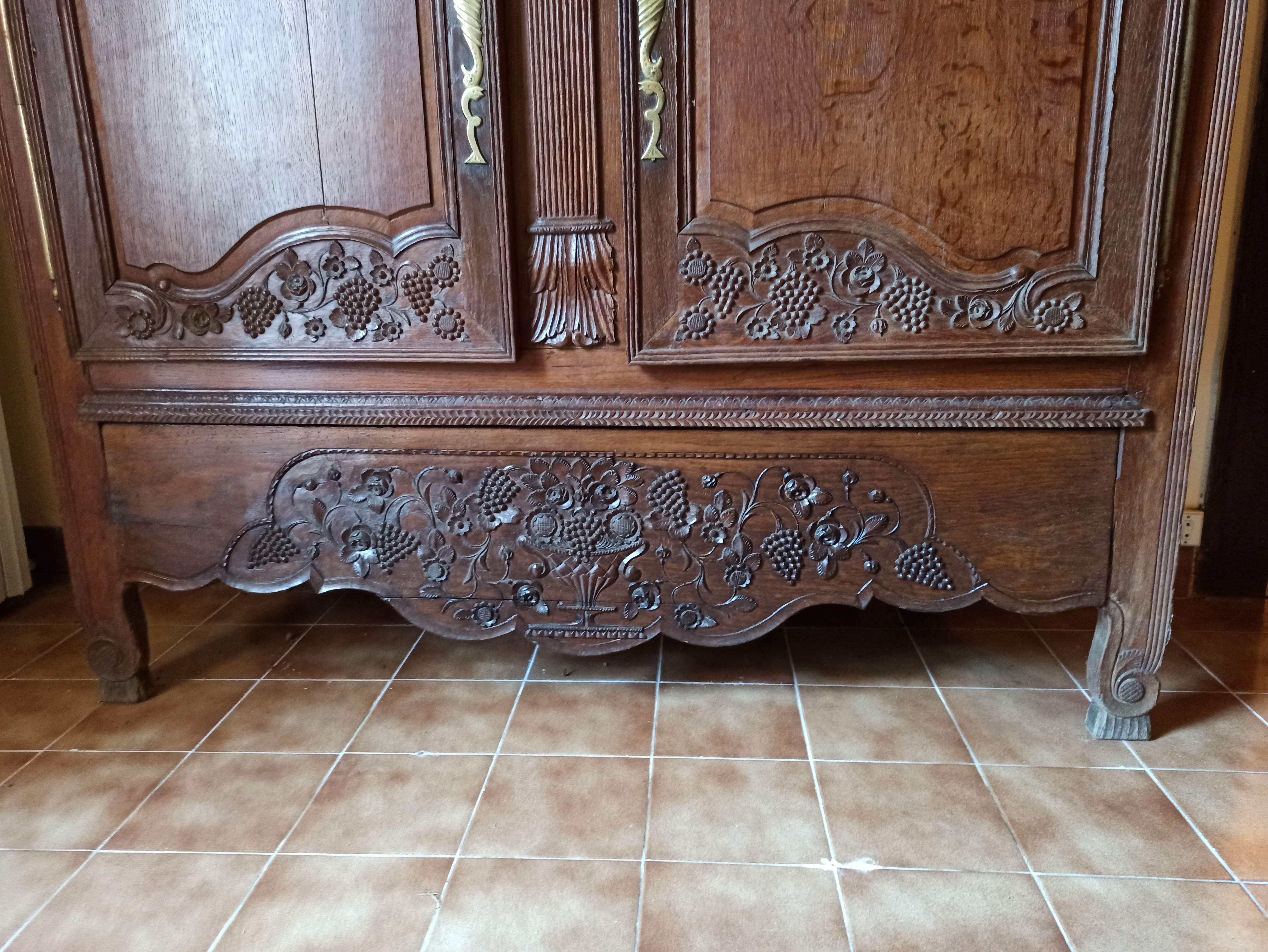 Norman wardrobe in oak Solid basket bouquet of flowers