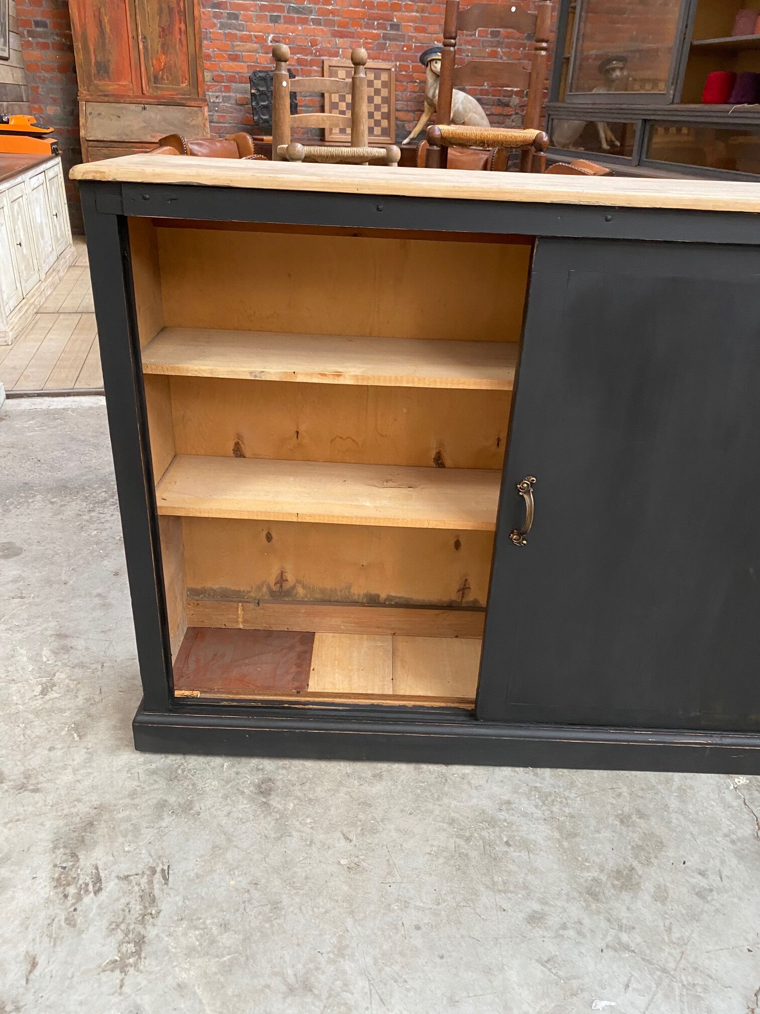 Trade furniture with sliding doors