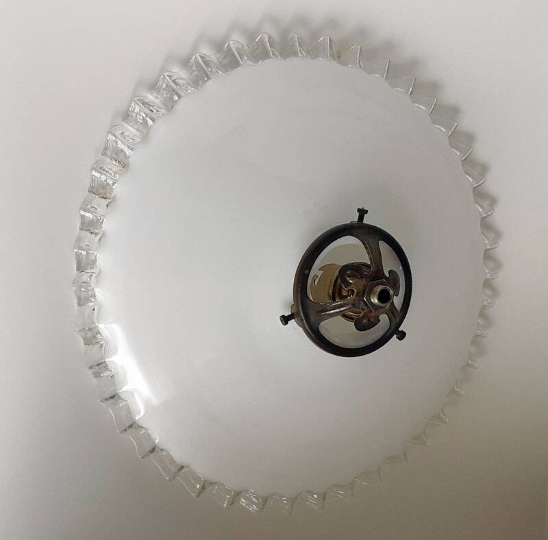 Suspension in vintage serrated opaline.