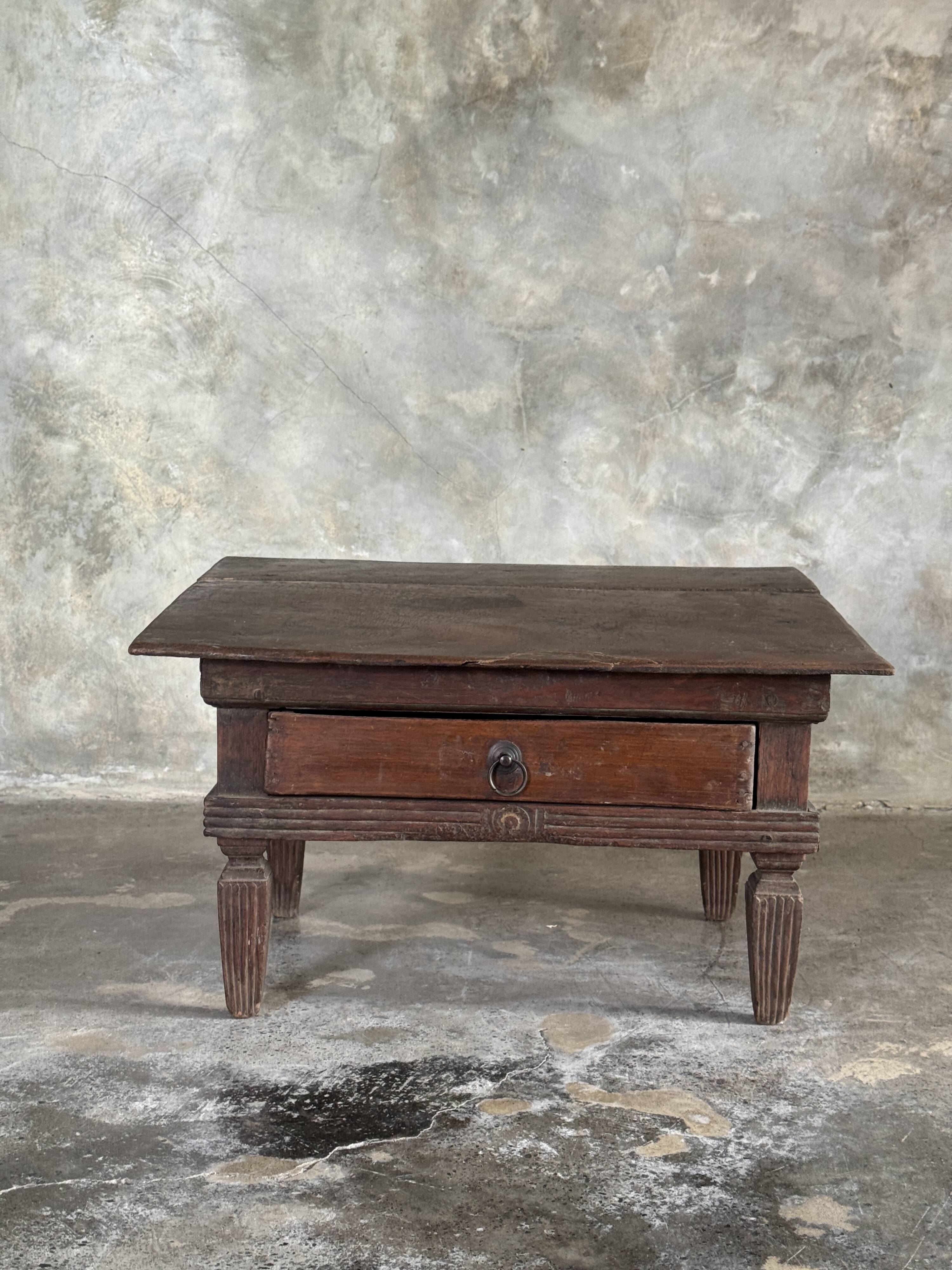 Petit écritoire table basse ancienne indonésienne en teck H33 40,5x55