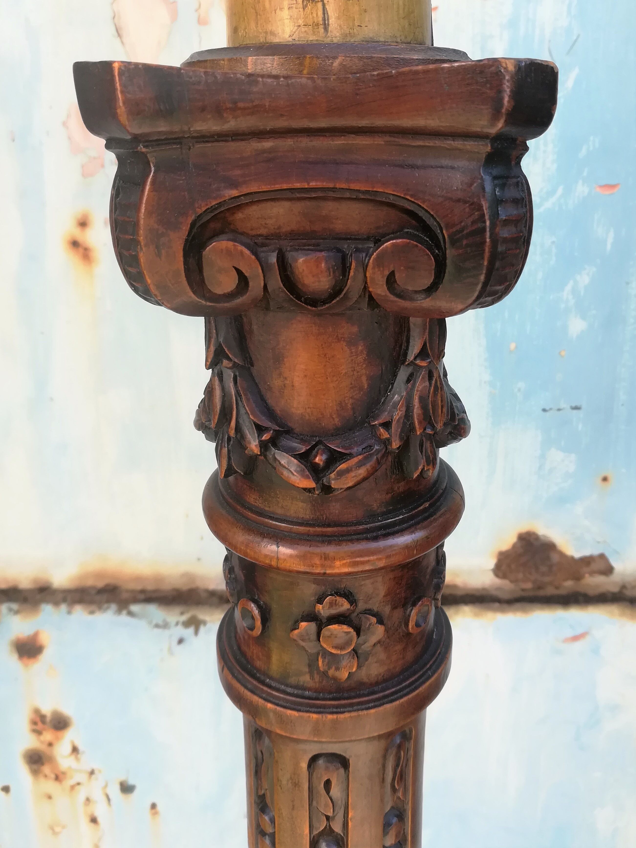 Lampadaire style Louis XVI en noyer