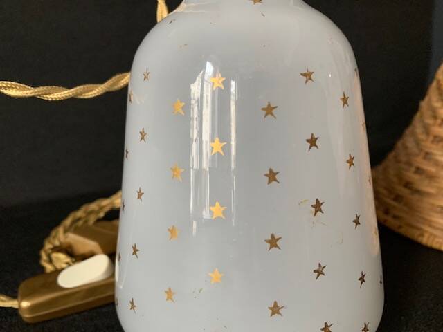 Lampe Napoléon III en opaline blanche aux étoiles dorées