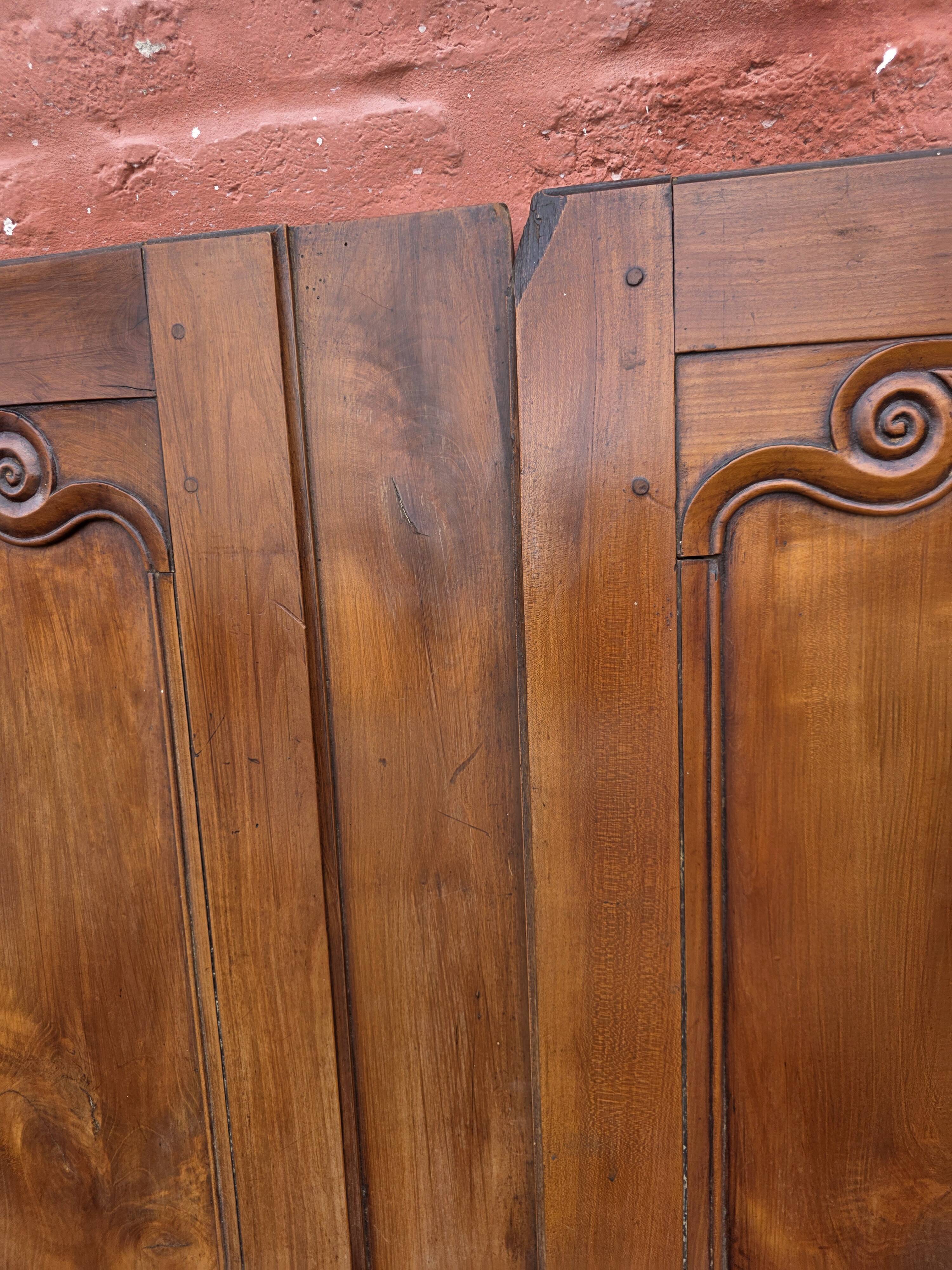 Paire de portes de placard style Louis XV en merisier massif